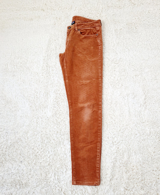 Einzigartige und nachhaltige Vintage Cordhose in rotbraun von Patagonia. Side.