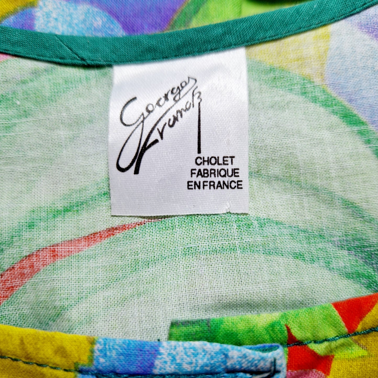 Einzigartiger und nachhaltiger Vintage Jumpsuit in hellgrün-blau-gelb mit Früchten. Unique and sustainable vintage jumpsuit in light green-blue-yellow. Tag.