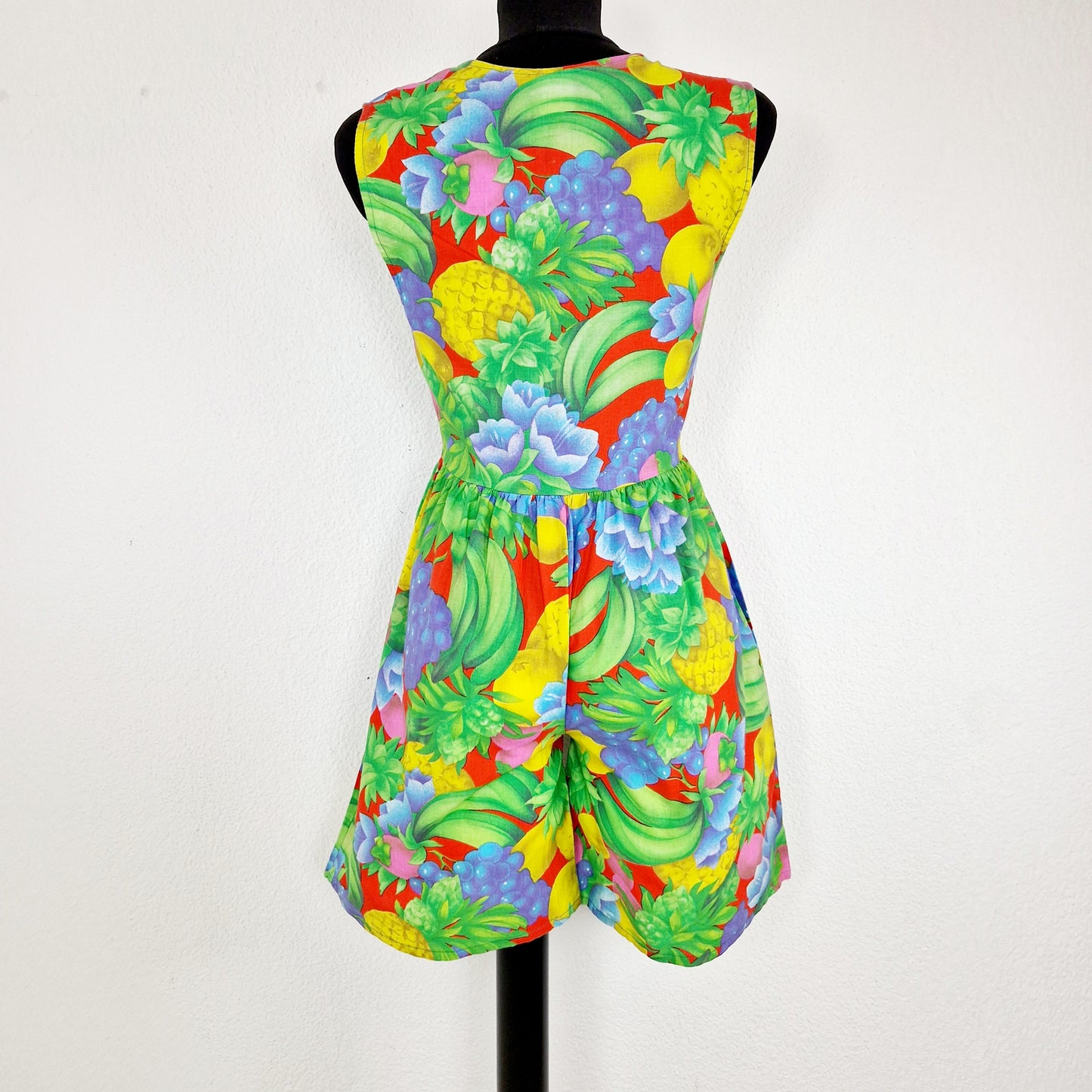 Einzigartiger und nachhaltiger Vintage Jumpsuit in hellgrün-blau-gelb mit Früchten. Unique and sustainable vintage jumpsuit in light green-blue-yellow. Back.