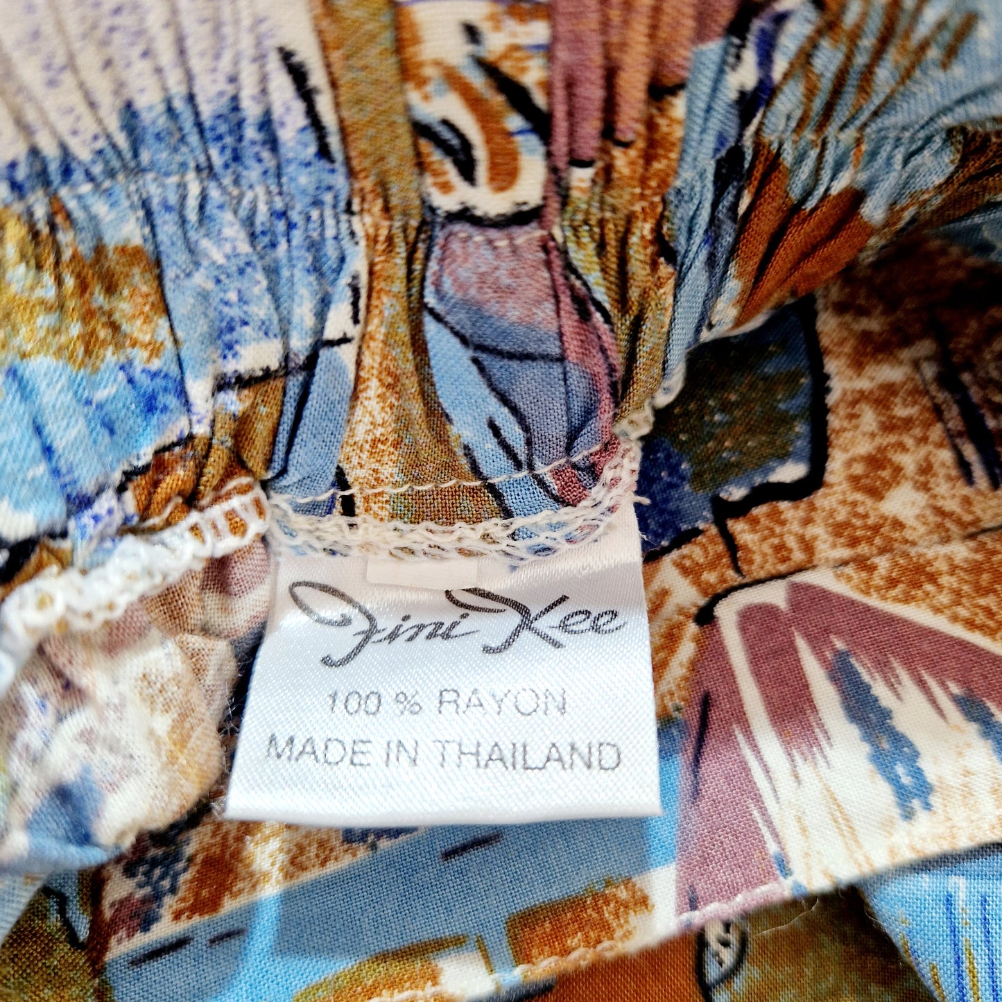 Einzigartige und nachhaltige Vintage Culotte in lila-blau-beige. Unique and sustainable vintage pair of culottes in purple-blue-beige. Tag.