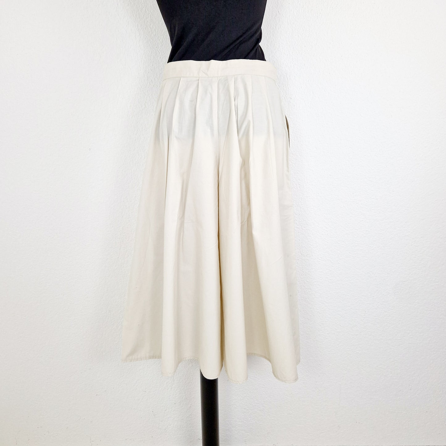 Einzigartige und nachhaltige Vintage Culotte in hellbeige. Unique and sustainable vintage pair uf culottes in light beige. Back.