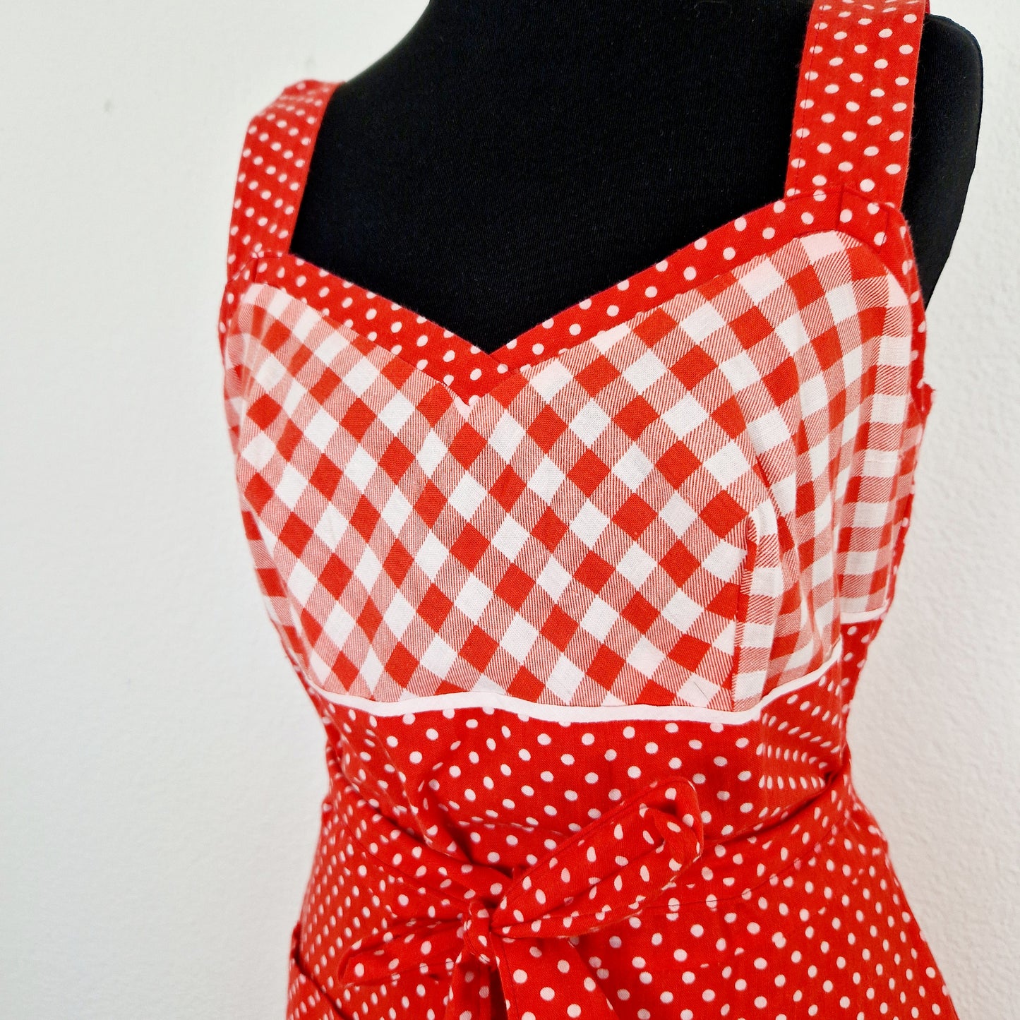Einzigartiges und nachhaltiges Vintage Kleid, Träger, in rot-weiss, mit Karo und Punkten. Unique and sustainable vitage dress, strapes, in red-white, with check and polka dots. Close-up.