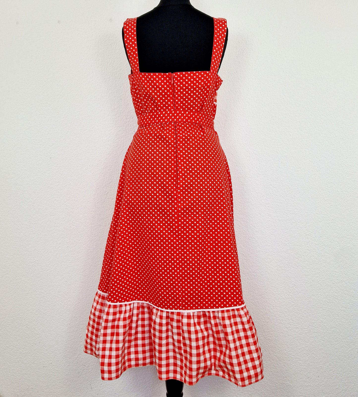 Einzigartiges und nachhaltiges Vintage Kleid, Träger, in rot-weiss, mit Karo und Punkten. Unique and sustainable vitage dress, strapes, in red-white, with check and polka dots. Back.