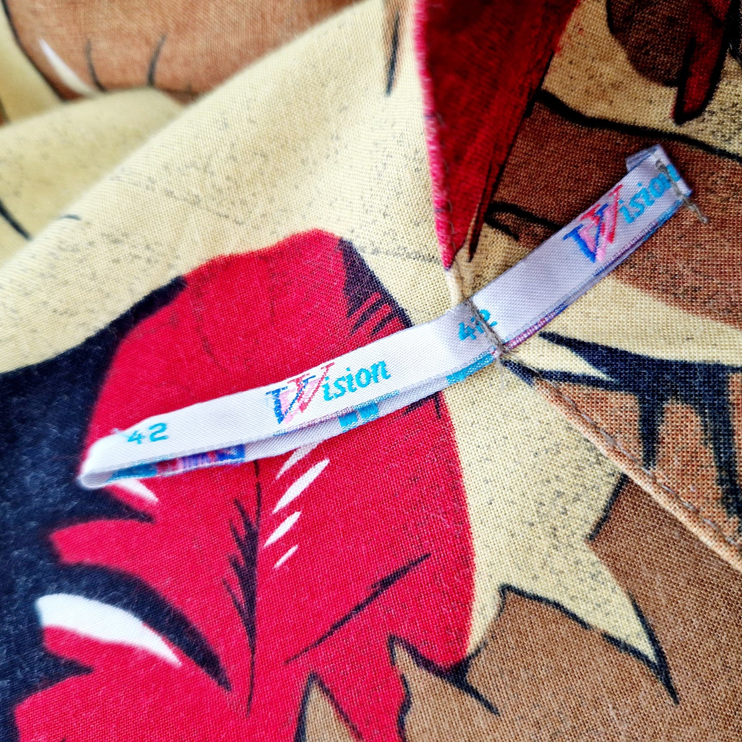 Einzigartige und nachhaltige Vintage Culotte in khaki-oliv-rot mit Papageien. Unique and sustainable vintage pair of culottes in khaki-olive-red with parrots. Tag.