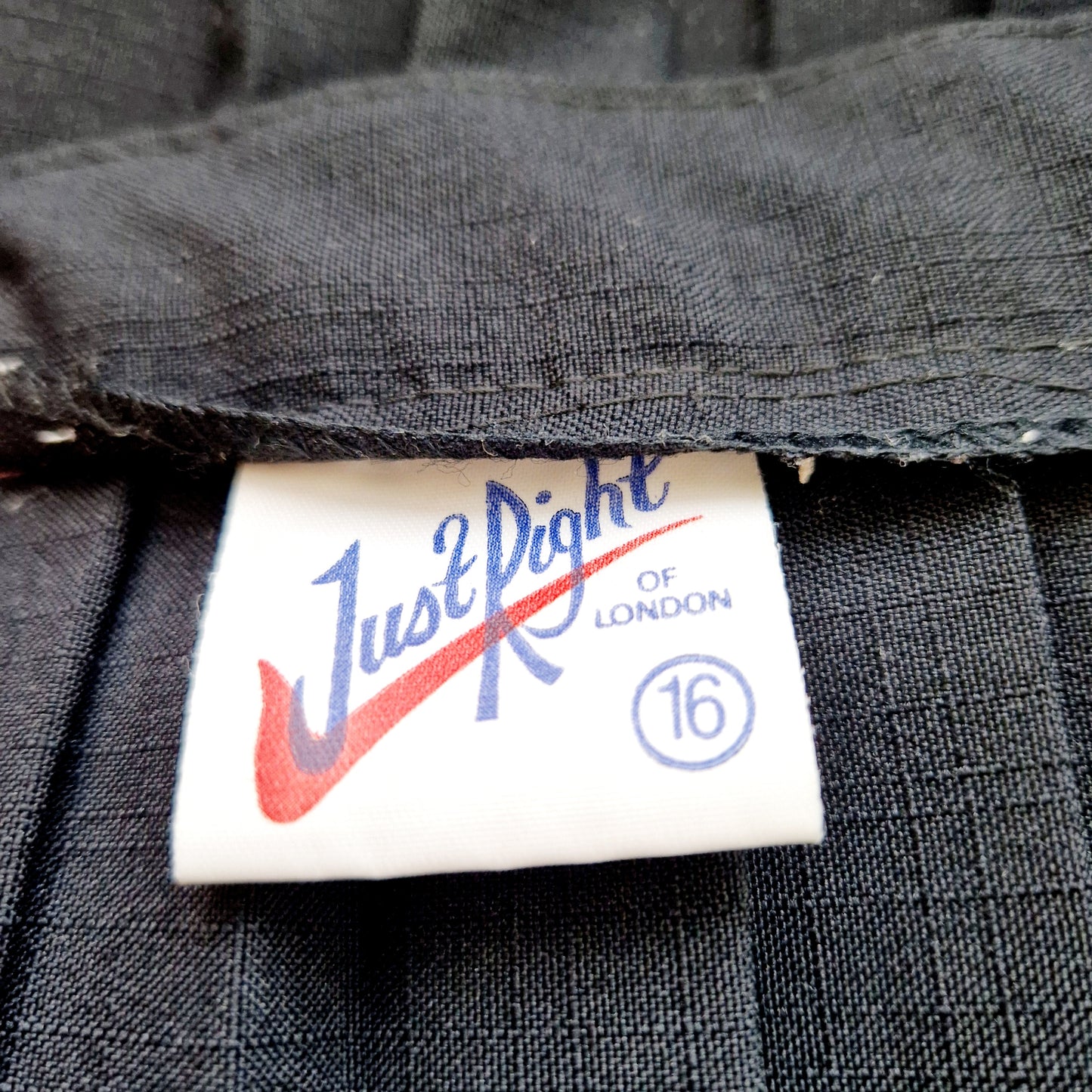 Einzigartiger und nachhaltiger Vintage Rock, Wickelrock, in schwarz. Unique and sustainable vintage skirt, wrap skirt, in black. Tag.