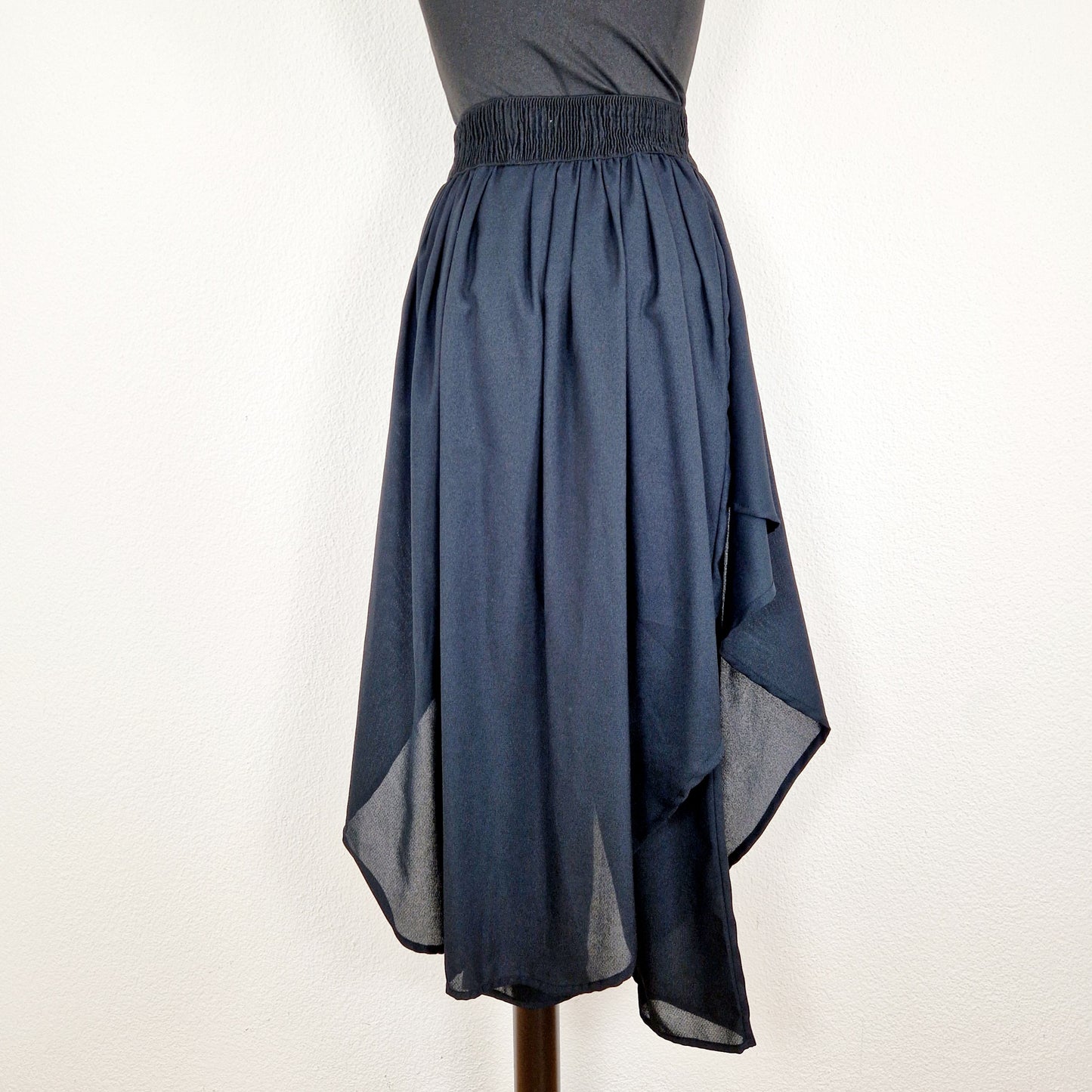 Einzigartige und nachhaltige Vintage Culotte in schwarz. Unique and sustainable vintage pair of culottes in black. Back.