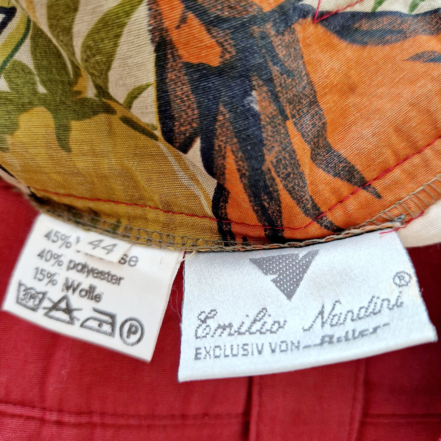 Einzigartige und nachhaltige Vintage Hose in weinrot. Unique and sustainable vintage trousers in wine red. Tag.