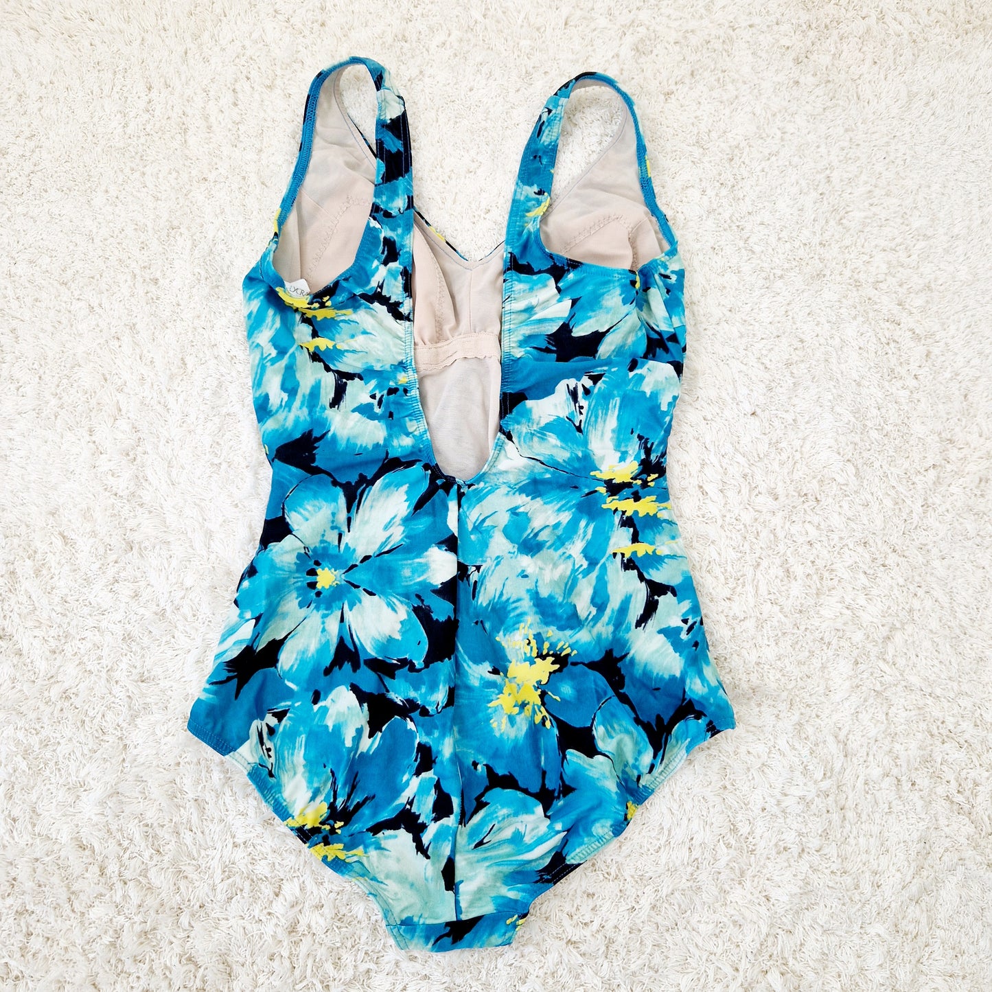 Einzigartiger und nachhaltiger Vintage Badeanzug in blau-gelb-mint mit Blumen. Unique and sustainable vintage swimsuit in blue-yellow-mint with flowers. Back.