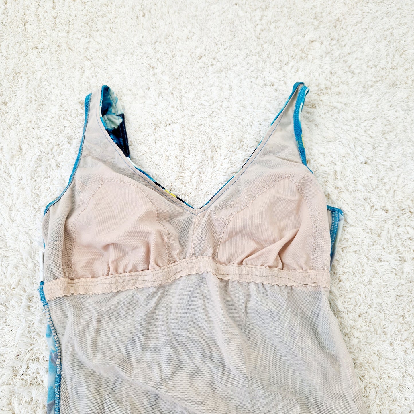 Einzigartiger und nachhaltiger Vintage Badeanzug in blau-gelb-mint mit Blumen. Unique and sustainable vintage swimsuit in blue-yellow-mint with flowers. Inside out.
