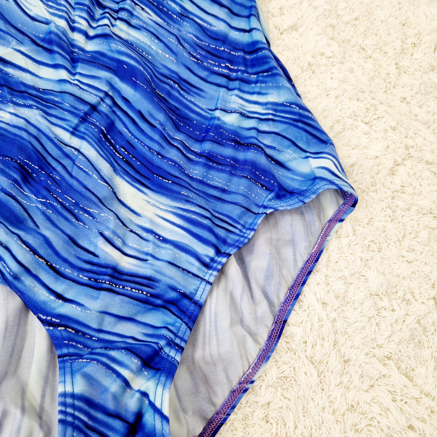 Einzigartiger und nachhaltiger Vintage Badeanzug in dunkelblau-hellblau-silber mit Streifen. Unique and sustainable vintage swimsuit in dark blue-light blue-silver with stripes. Close-up.