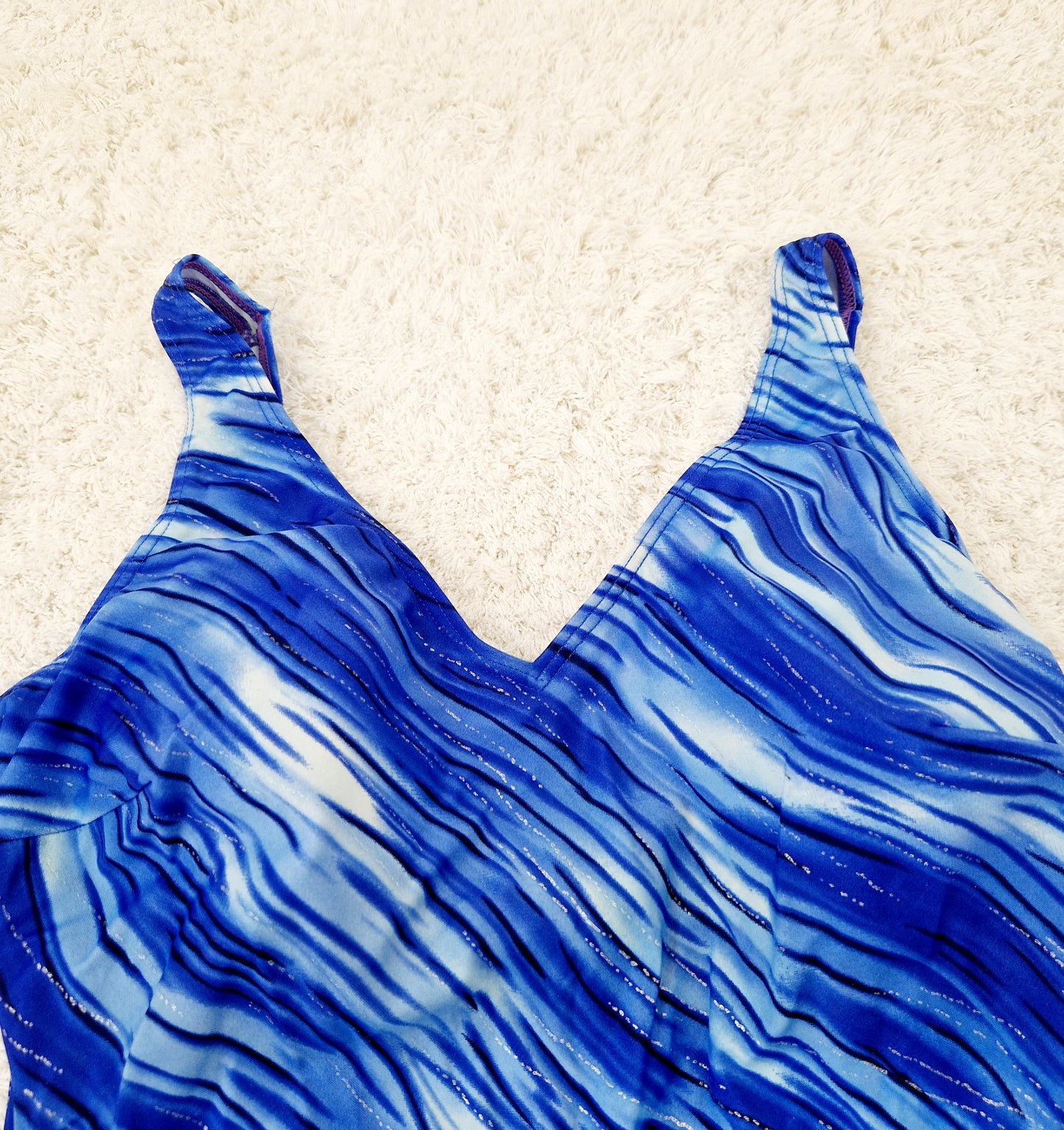 Einzigartiger und nachhaltiger Vintage Badeanzug in dunkelblau-hellblau-silber mit Streifen. Unique and sustainable vintage swimsuit in dark blue-light blue-silver with stripes. Close-up 2.
