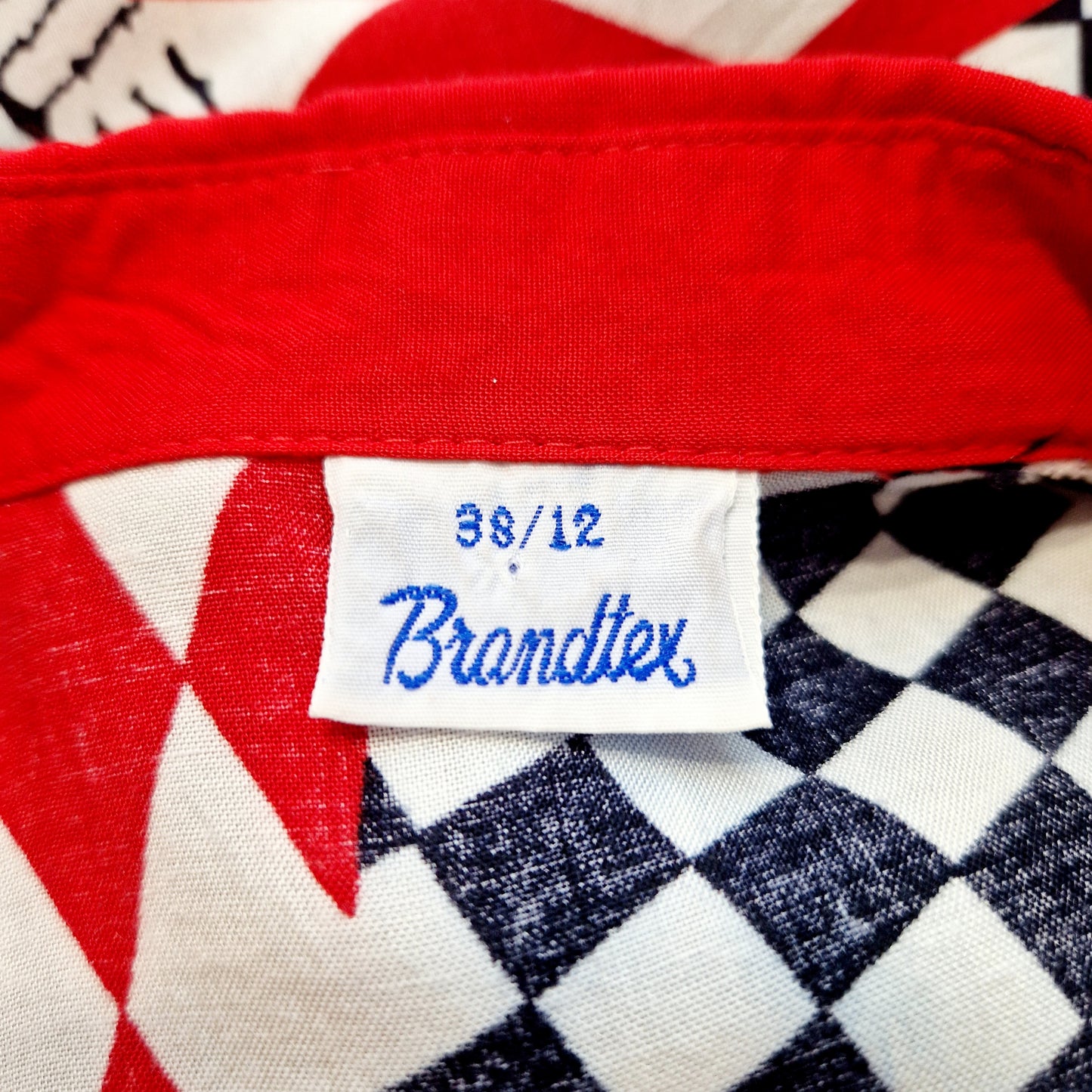 Einzigartige und nachhaltige Vintage Bluse, Kurzarm, in weiss-rot-blau, geometrisch. Unique and sustainable vintgage blouse, short sleeved, in white-red-blue, geometric. Tag.