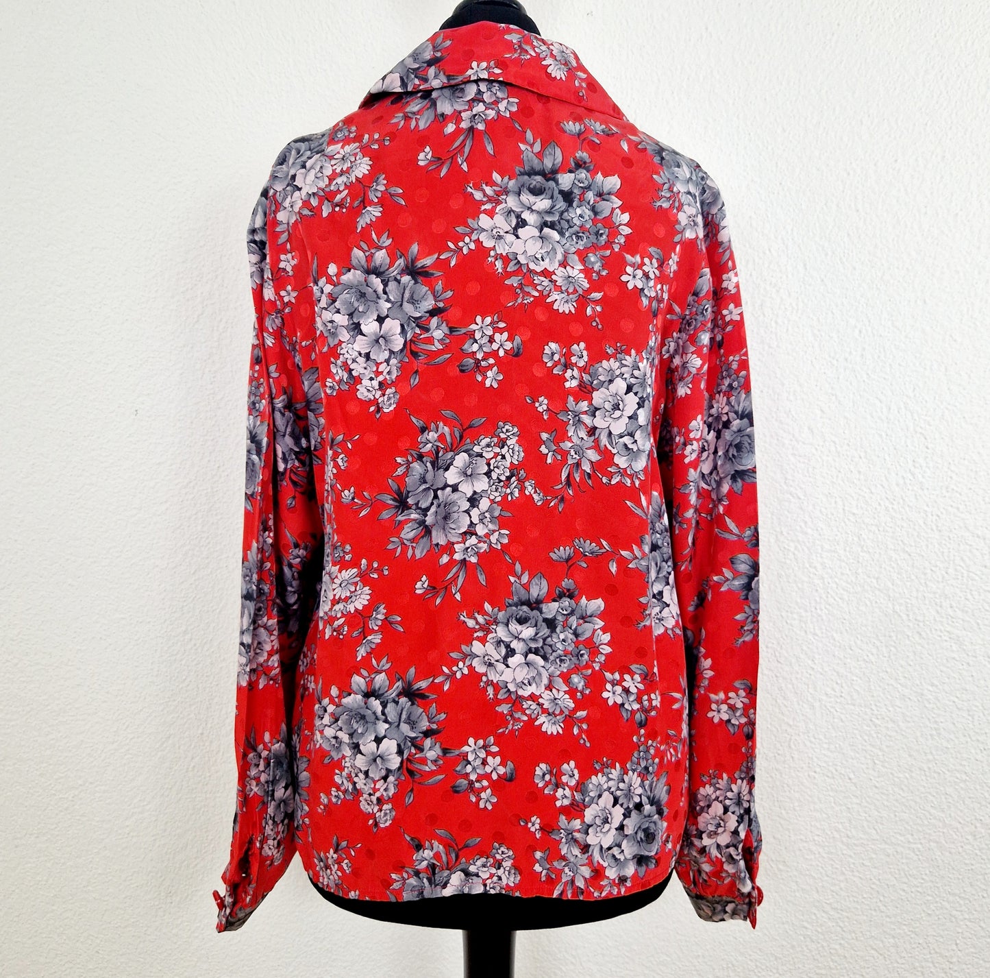 Einzigartige und nachhaltige Vintage Bluse in rot-grau mit Blumen. Unique and sustainable vintage blouse in red-grey with flowers. Back.