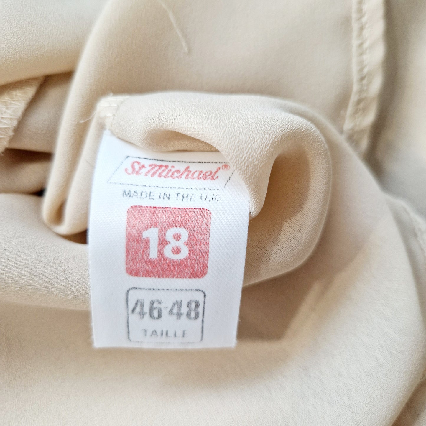 Einzigartige und nachhaltige Vintage Bluse in hellbeige mit Schleife und Häkelkragen. Unique and sustainable vintage blouse in light beige with bow an crocheted collar. Tag.