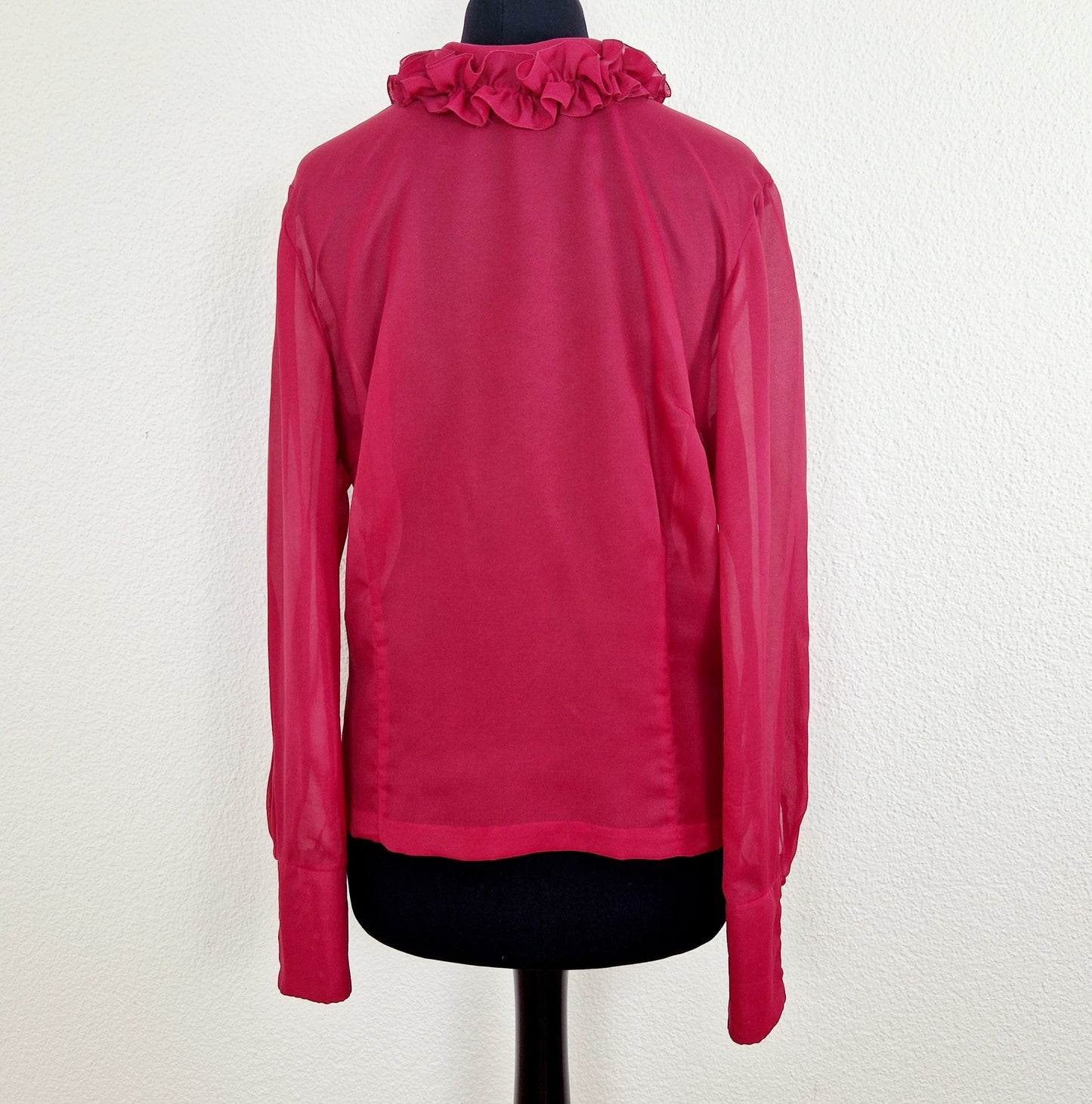 Einzigartige und nachhaltige Vintage Bluse in weinrot mit Rüschen. Unique and sustainable vintage blouse in wine red with ruching. Back.