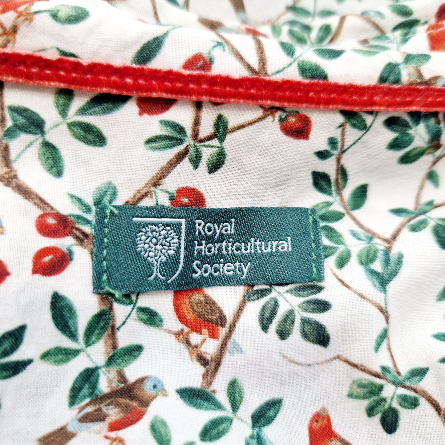 Einzigartige und nachhaltige Vintage Bluse in weiss-grün-rot mit  Vögeln. Unique and sustainable vintage blouse in white-green-red with birds. Tag.