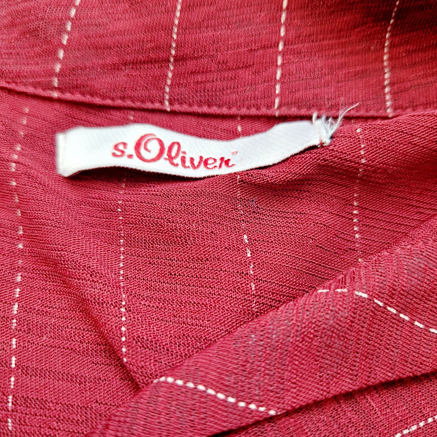 Einzigartige und nachhaltige Vintage Bluse in weinrot mit Streifen. Unique and sustainable vintage blouse in wine red with stripes. Tag.