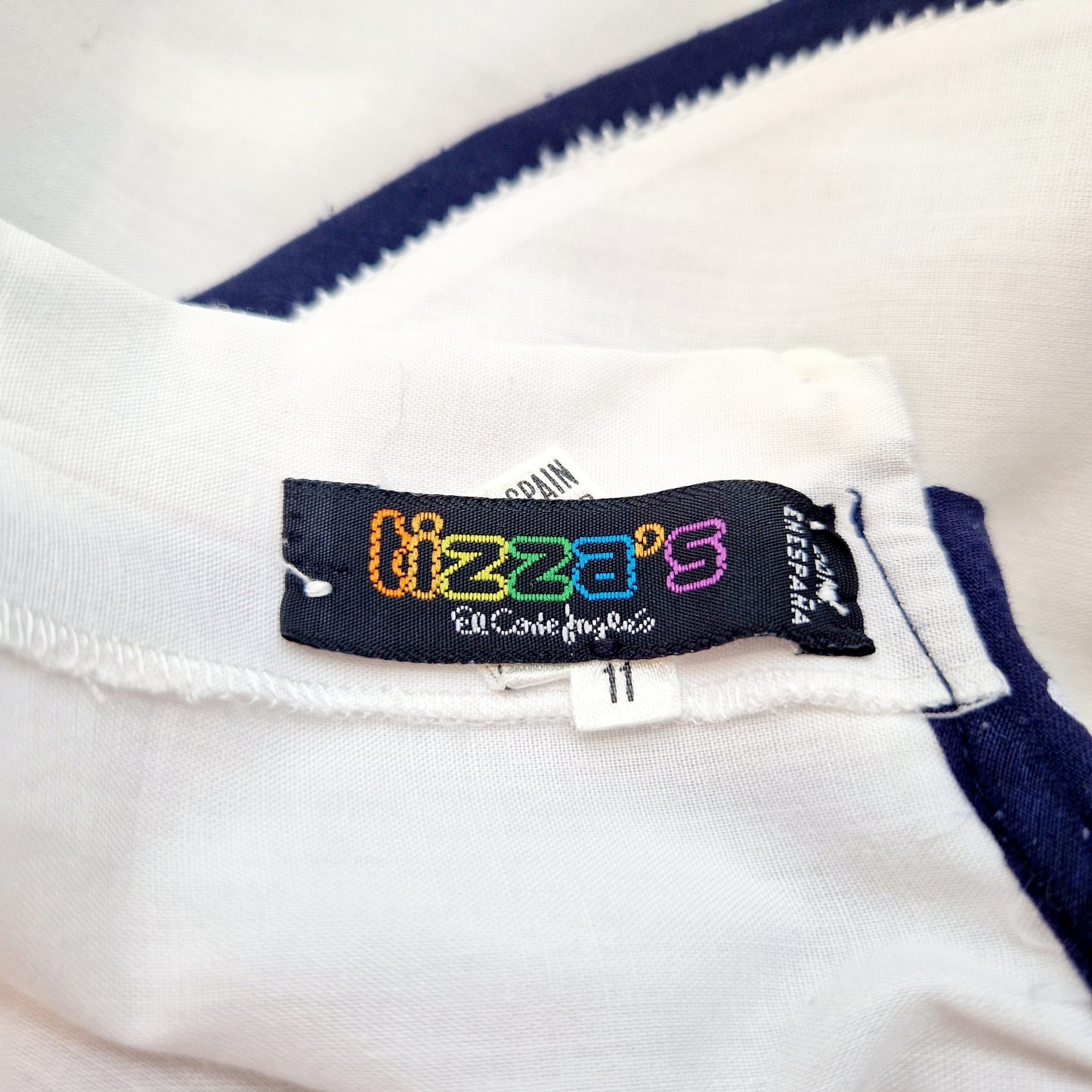 Einzigartige und nachhaltige Vintage Bluse in weiss-blau mit Kragen und Schleife. Unique and sustainable vintage blouse in white-blue with collar and bow. Tag.