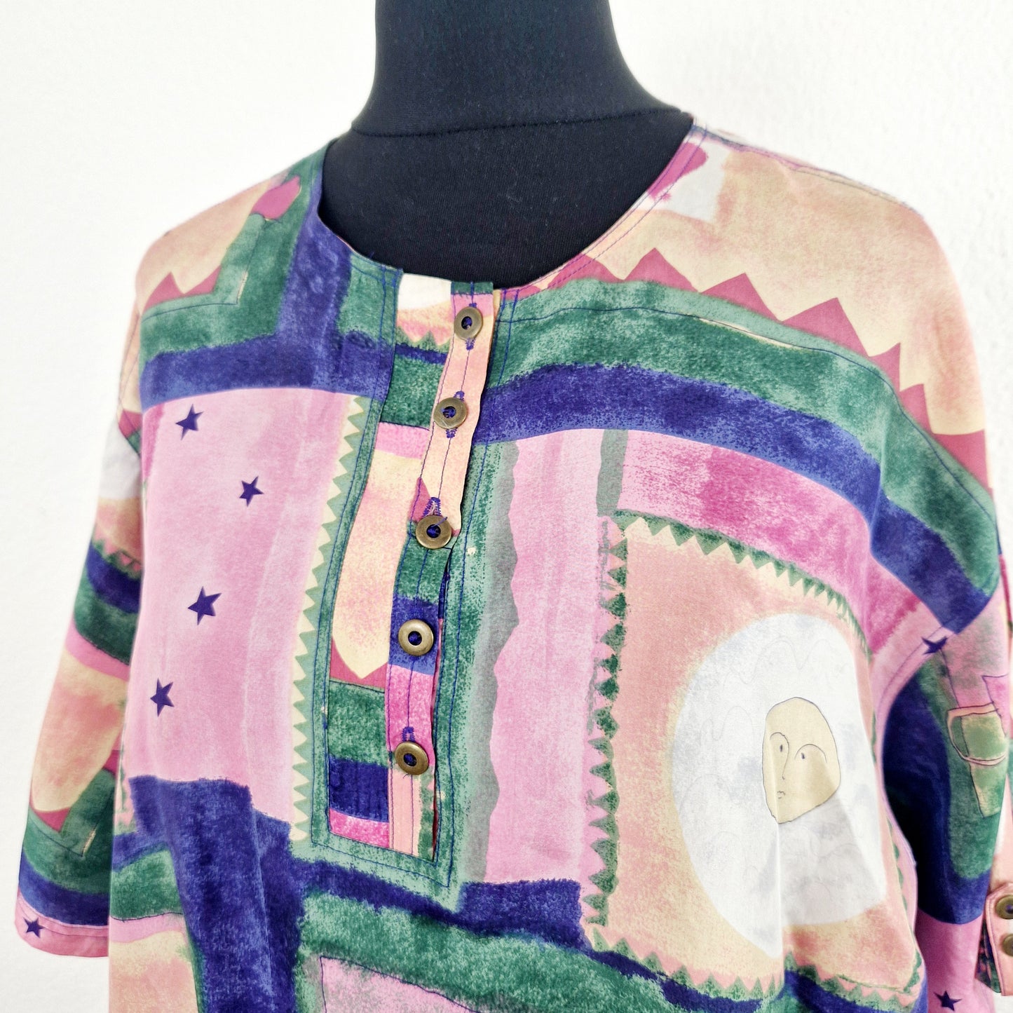 Einzigartiges und nachhaltiges Vintage T-Shirt und rosa-blau-grün mit Mond und Sternen. Unique and sustainable vintage t-shirt in pink-blue-green with moon and stars. Close-up.