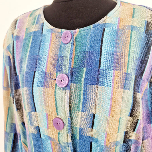 Einzigartiger und nachhaltiger Vintage Blazer in türkis-blau-lila, geometrisch. Close-up.