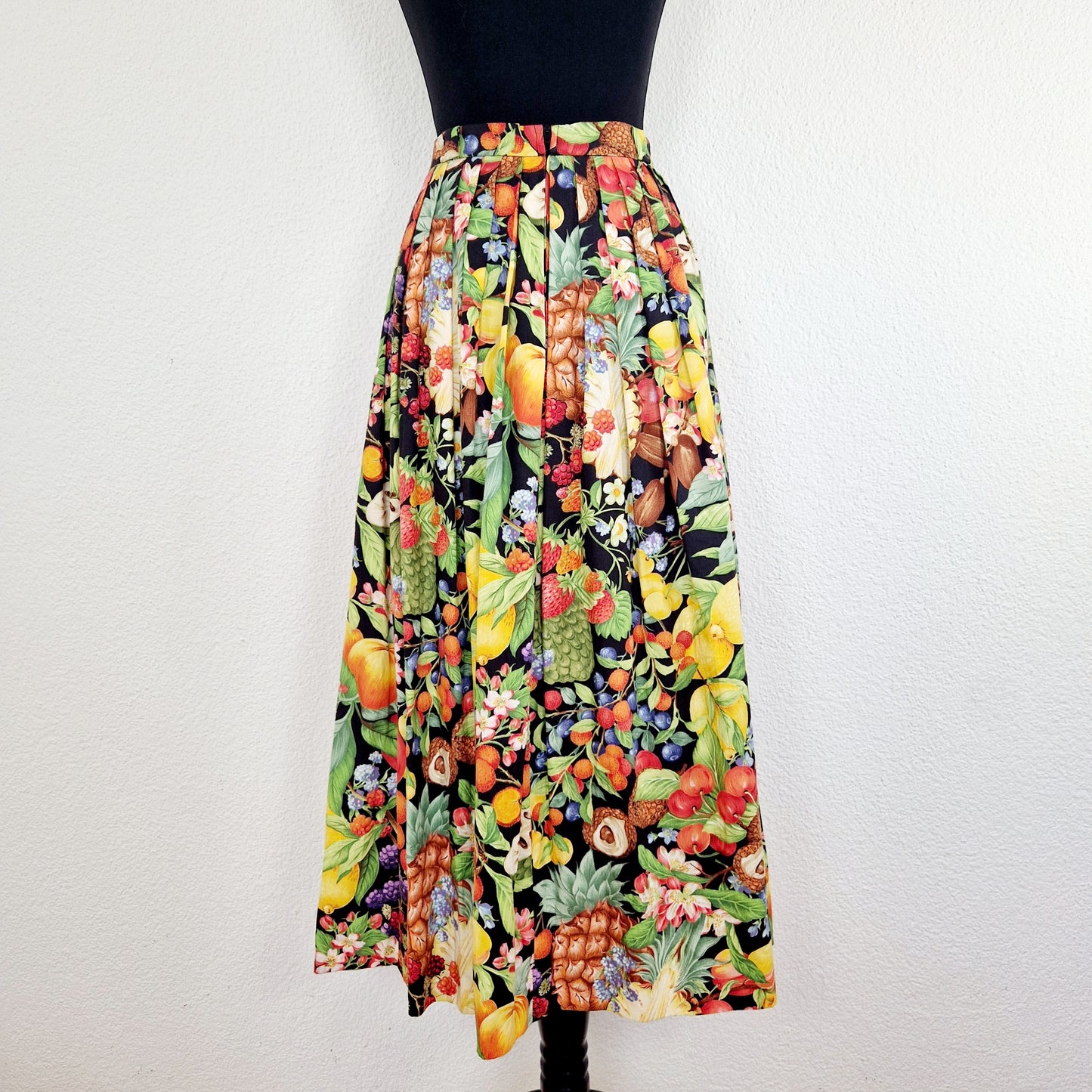 Einzigartiger und nachhaltiger Vintage Rock in schwarz-gelb-rot mit Früchten. Unique and sustainable vintage skirt in black-yellow-red with fruit. Back.