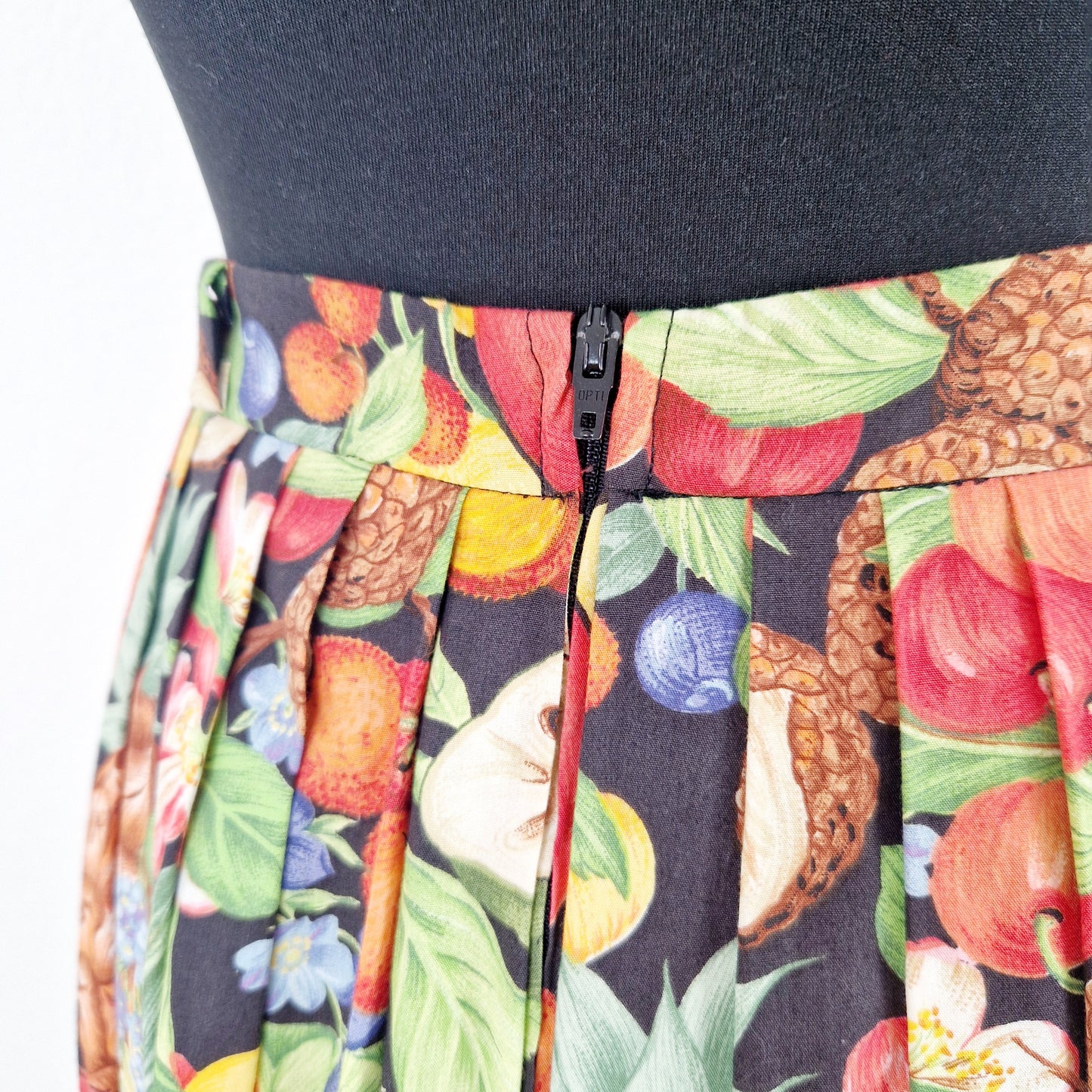 Einzigartiger und nachhaltiger Vintage Rock in schwarz-gelb-rot mit Früchten. Unique and sustainable vintage skirt in black-yellow-red with fruit. Back 2.