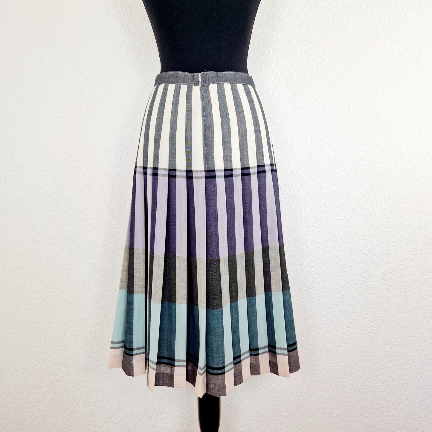 Einzigartiger und nachhaltiger Vintage Rock in weiss-lila-hellblau mit Falten. Unique and sustainable vintage skirt in white-purple-light blue with pleats. Back 2.