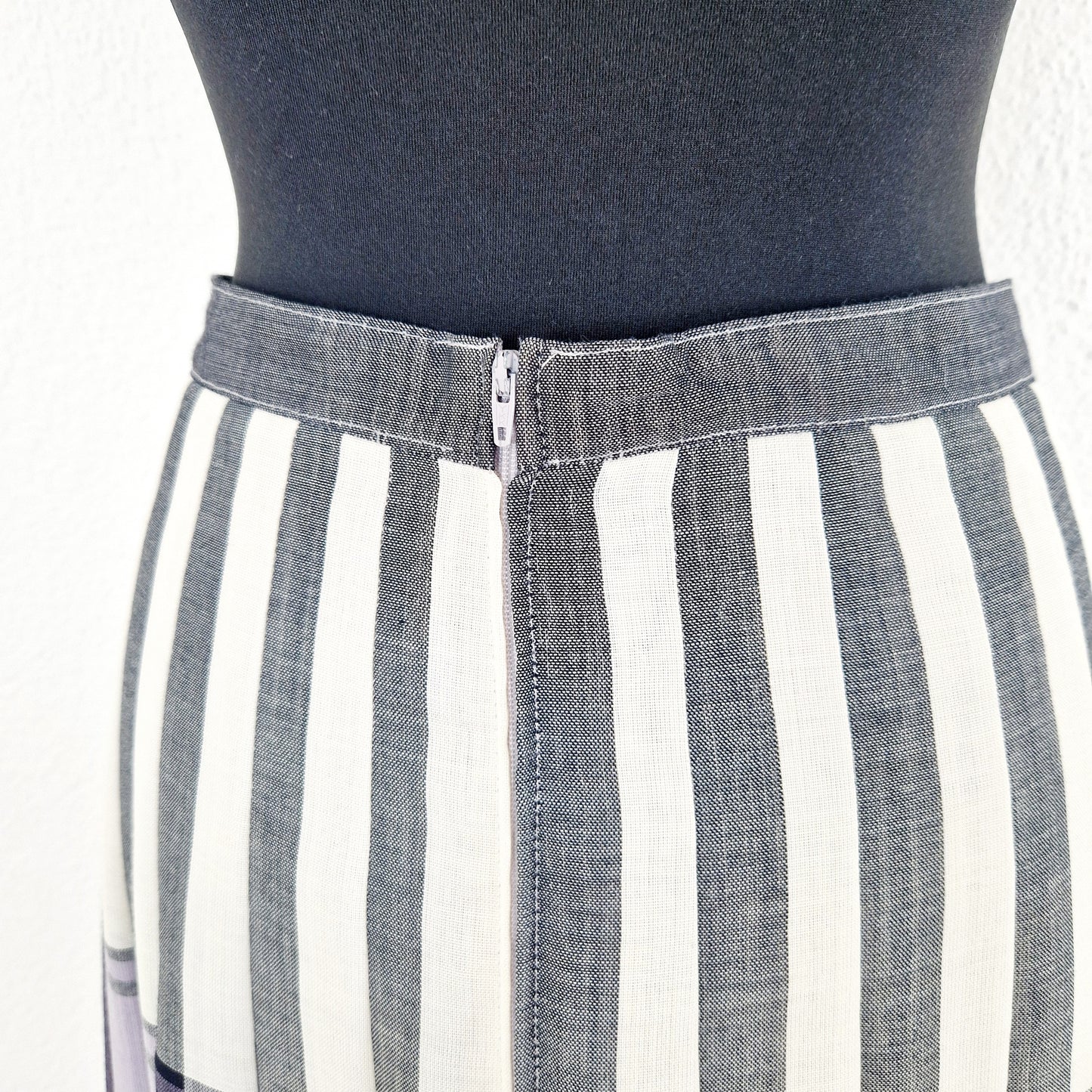 Einzigartiger und nachhaltiger Vintage Rock in weiss-lila-hellblau mit Falten. Unique and sustainable vintage skirt in white-purple-light blue with pleats. Back 1.