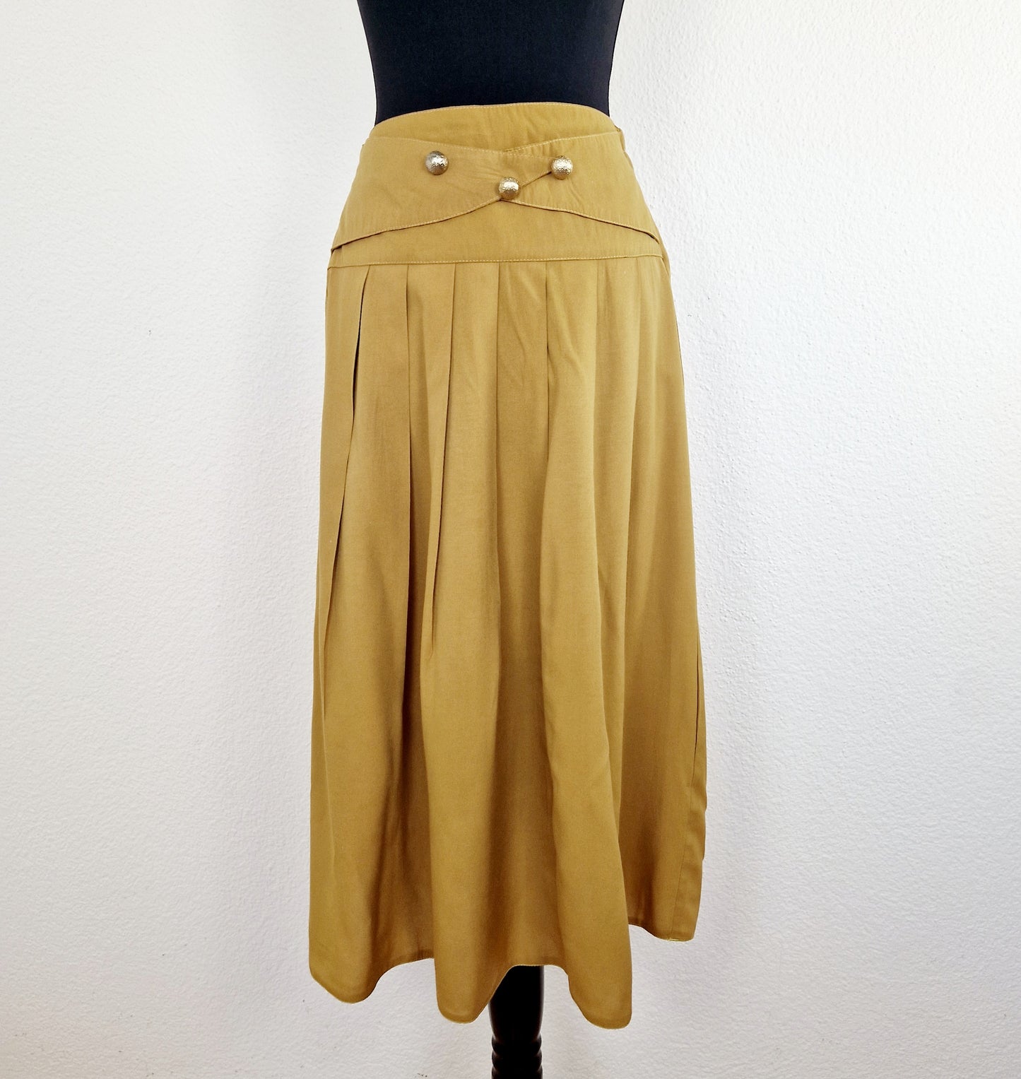 Einzigartiger und nachhaltiger Vintage Rock in senfgelb. Unique and sustainable vintage skirt in mustard yellow. Front.