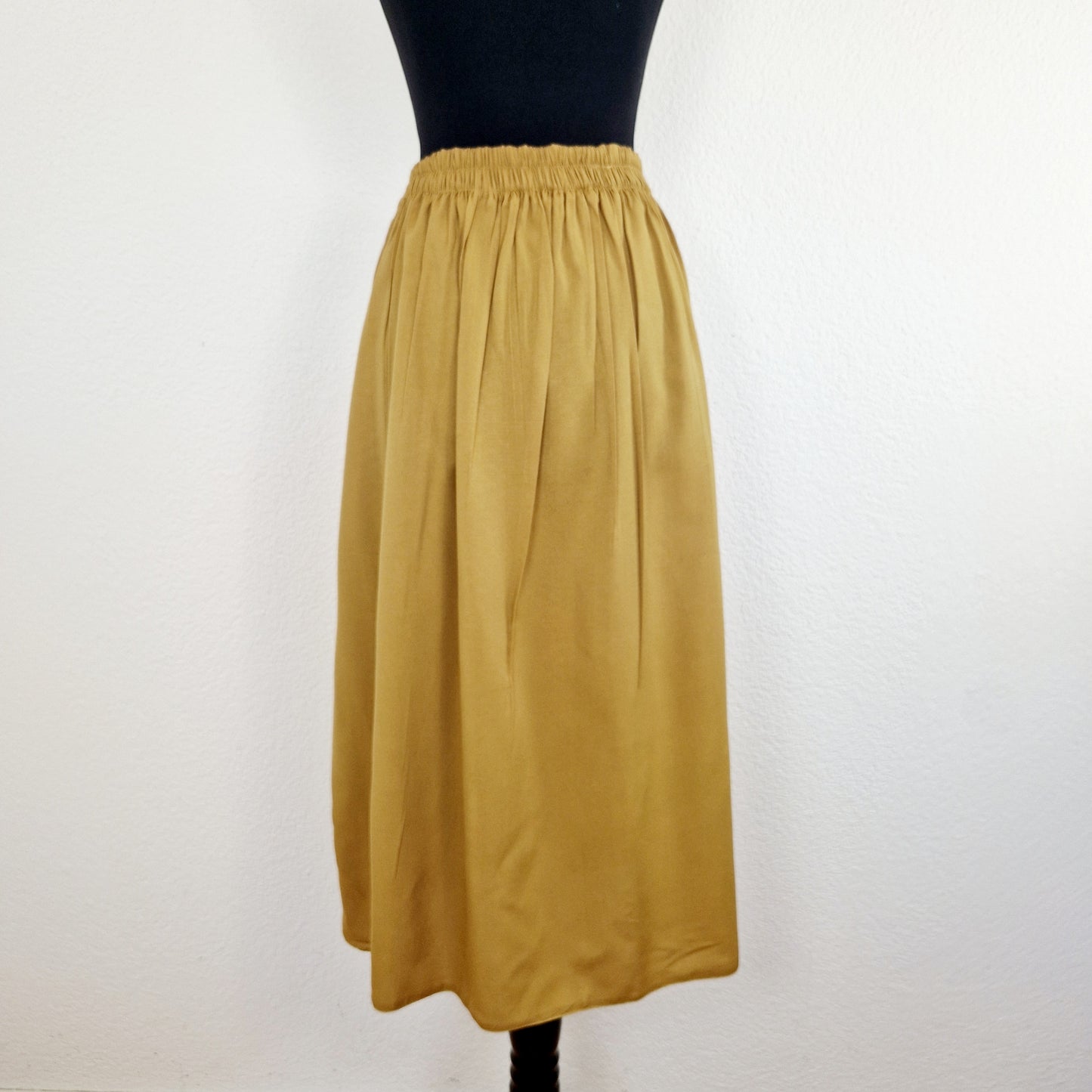 Einzigartiger und nachhaltiger Vintage Rock in senfgelb. Unique and sustainable vintage skirt in mustard yellow. Back.