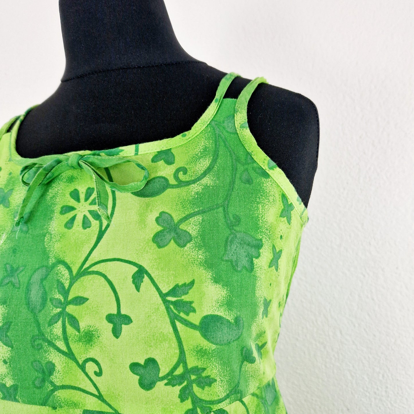 Einzigartiges und nachhaltiges Vintage Kleid, Träger, in grün-hellgrün, mit Blumen. Unique and sustainable vintage dress, strapes, in green-light-green, with flowers. Close-up.