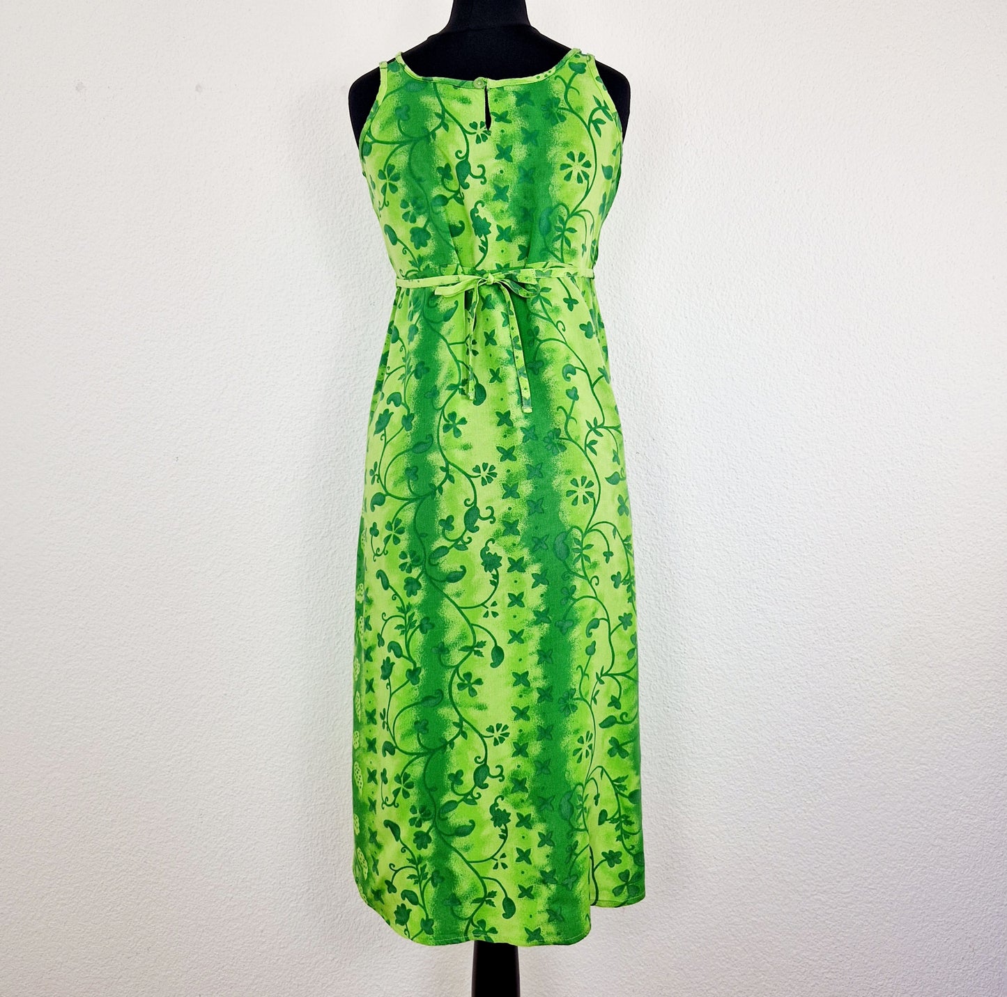 Einzigartiges und nachhaltiges Vintage Kleid, Träger, in grün-hellgrün, mit Blumen. Unique and sustainable vintage dress, strapes, in green-light-green, with flowers. Back.