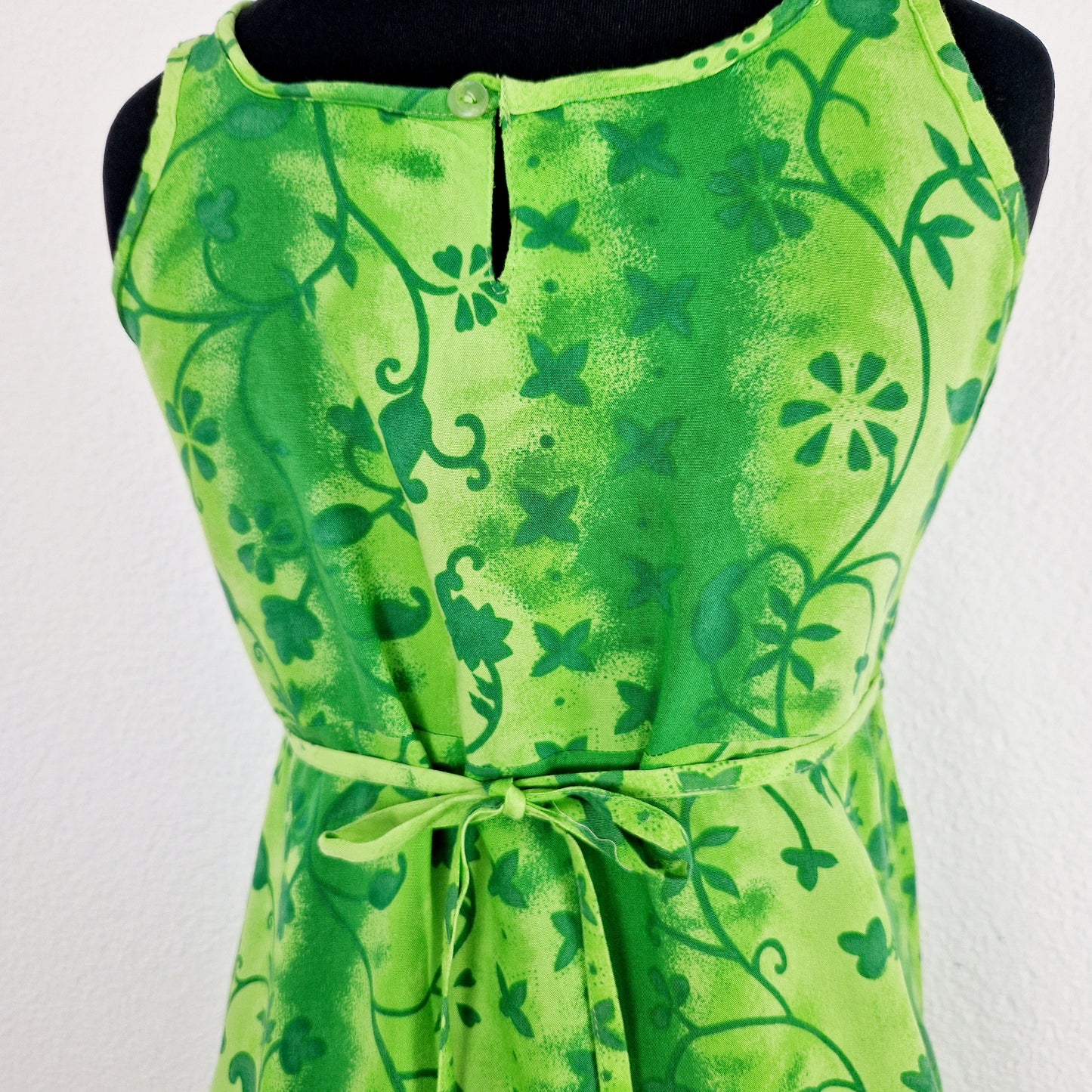 Einzigartiges und nachhaltiges Vintage Kleid, Träger, in grün-hellgrün, mit Blumen. Unique and sustainable vintage dress, strapes, in green-light-green, with flowers. Close-up 2.