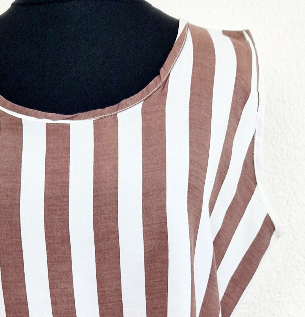 Einzigartiges und nachhaltiges Vintage Top in weiss-braun mit Streifen. Unique and sustainable vintage top in white-brown with stripes. Close-up.