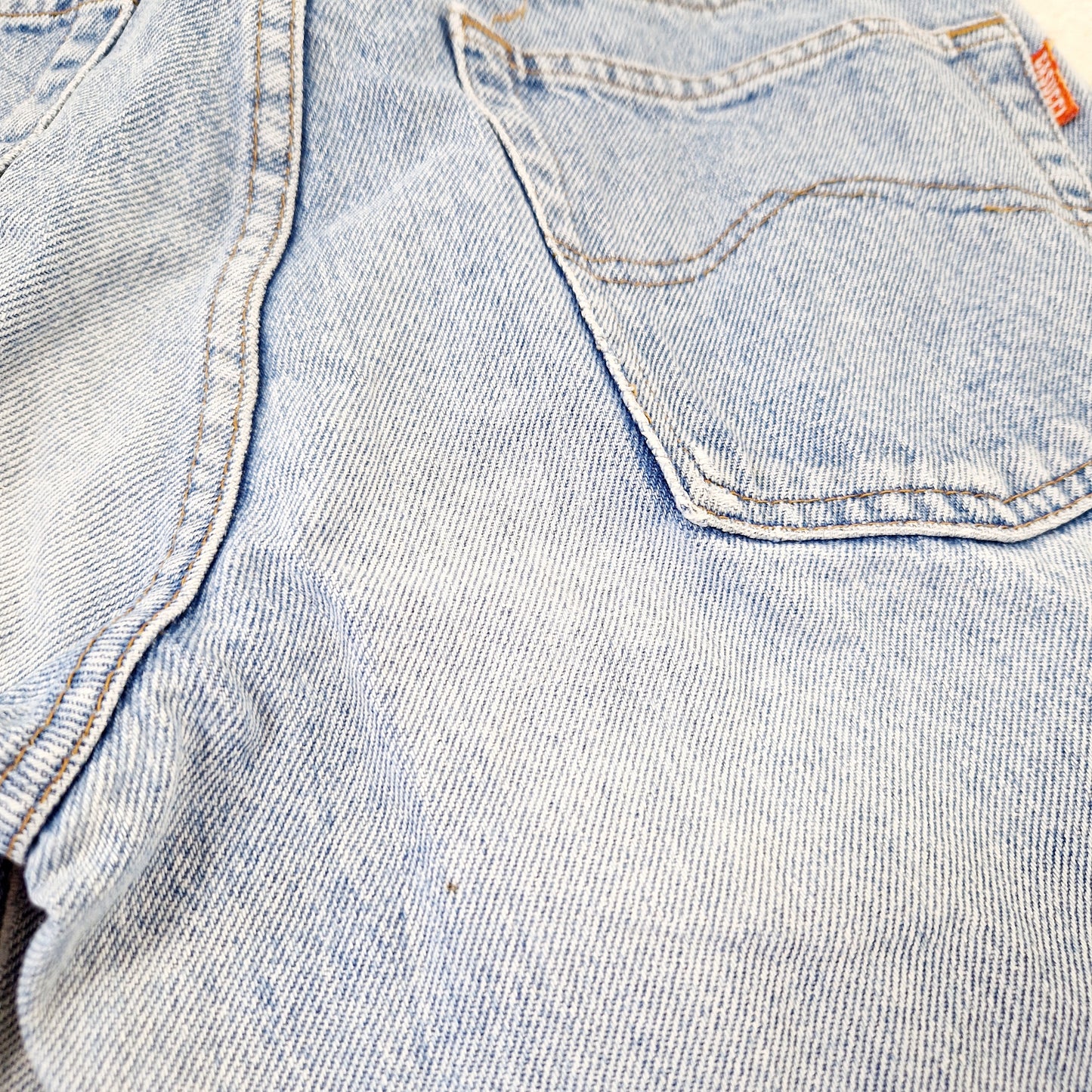 Einzigartige und nachhaltige Vintage Jeans, mittelblau, mit Blumenstickereien. Imperfection 2.