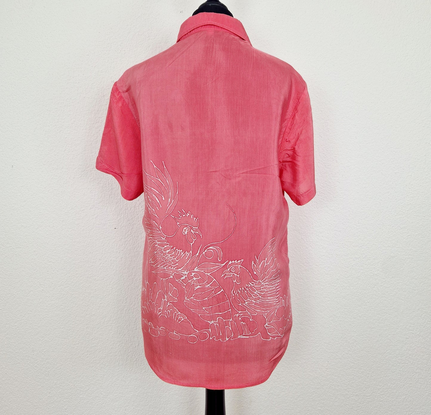 Einzigartige und nachhaltige Vintage Bluse, Kurzarm, in lachs-weiss mit Hühnern. Unique and sustainable vintage blouse, short sleeved, in salmon-white with chicken. Back.