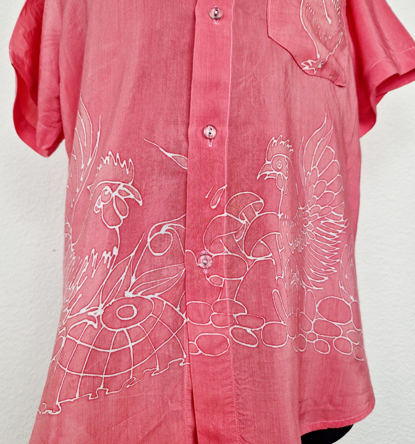 Einzigartige und nachhaltige Vintage Bluse, Kurzarm, in lachs-weiss mit Hühnern. Unique and sustainable vintage blouse, short sleeved, in salmon-white with chicken. Close-up.