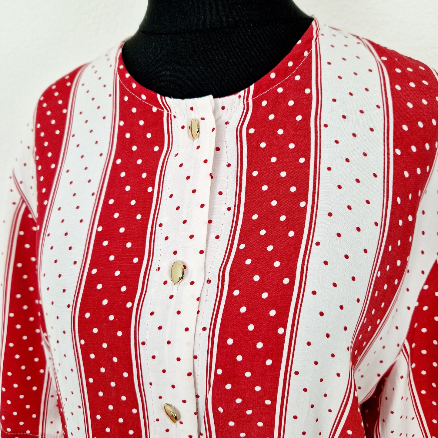 Einzigartige und nachhaltige Vintage Bluse, Kurzarm, in rot-weiss mit Streifen und Punkten. Unique and sustainable vintage blouse, short sleeved, in red-white with stripes and polka dots. Close-up.