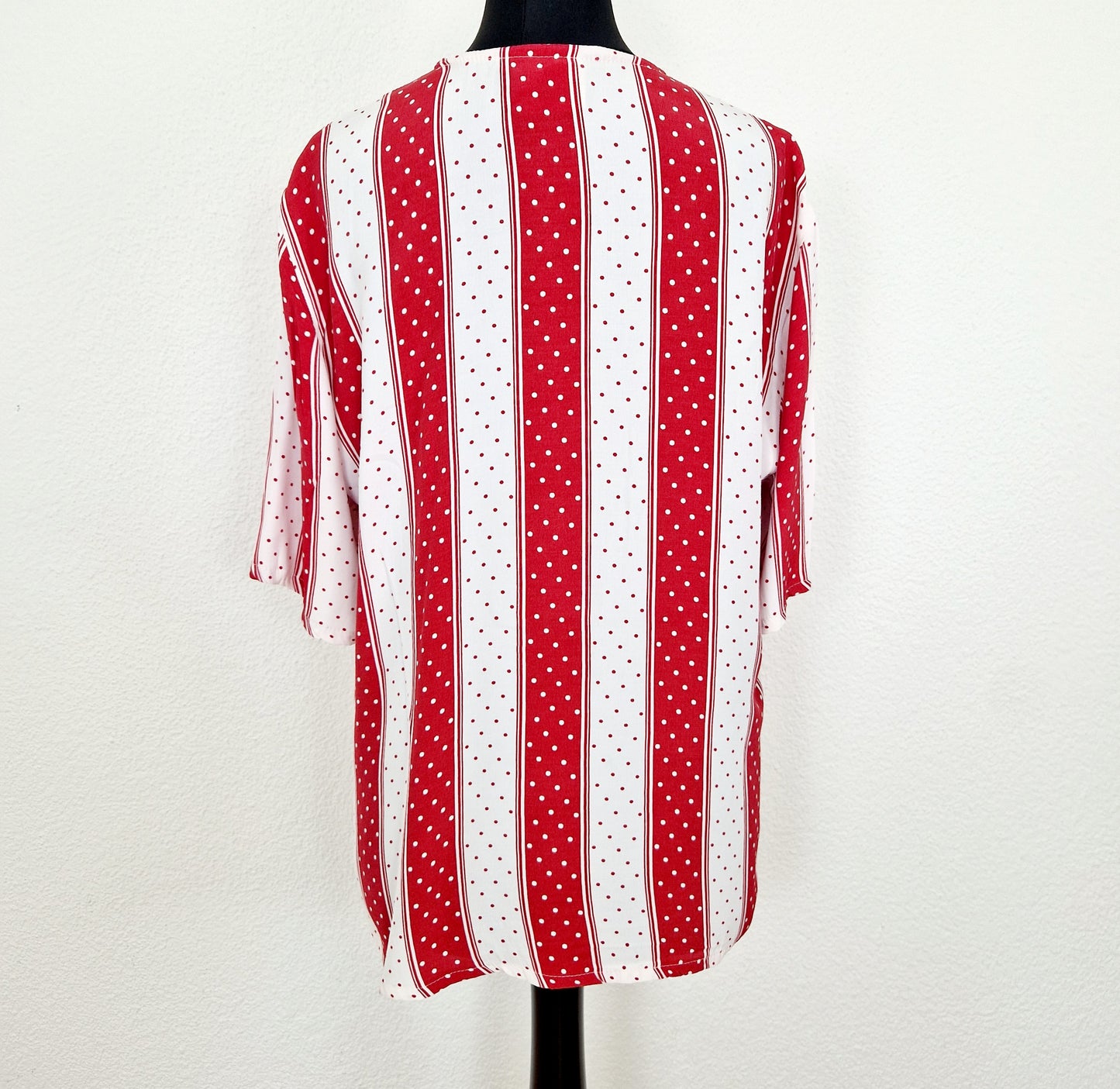 Einzigartige und nachhaltige Vintage Bluse, Kurzarm, in rot-weiss mit Streifen und Punkten. Unique and sustainable vintage blouse, short sleeved, in red-white with stripes and polka dots. Back.