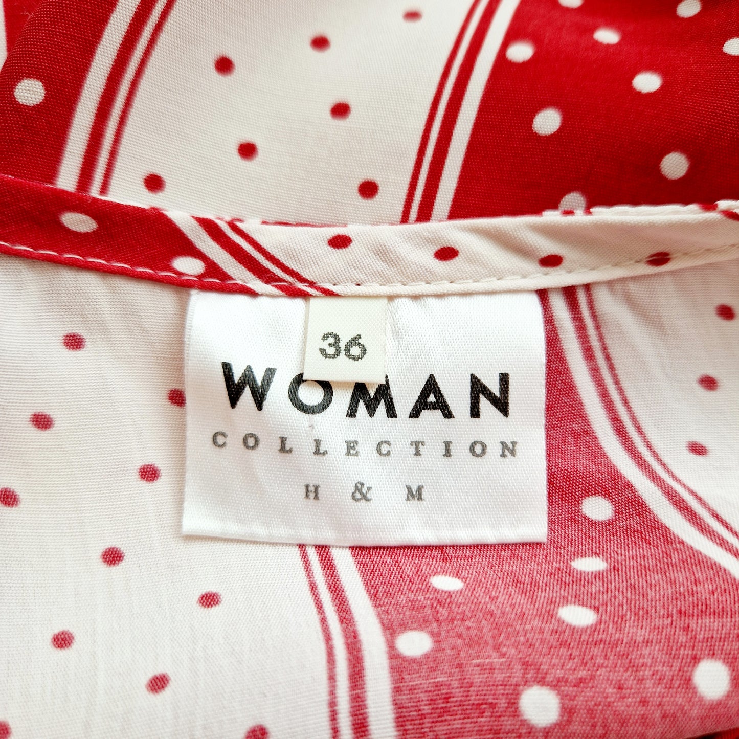 Einzigartige und nachhaltige Vintage Bluse, Kurzarm, in rot-weiss mit Streifen und Punkten. Unique and sustainable vintage blouse, short sleeved, in red-white with stripes and polka dots. Tag.