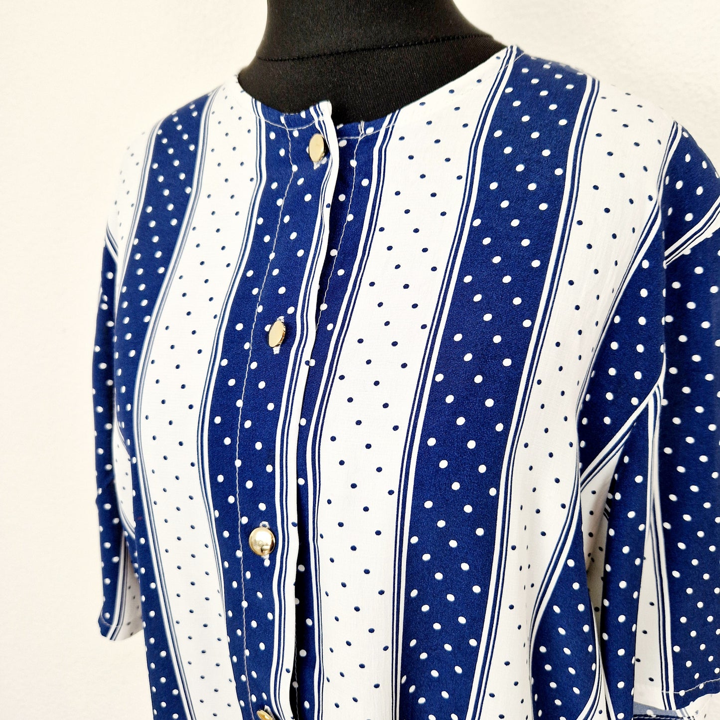 Einzigartige und nachhaltige Vintage Bluse, Kurzarm, in blau-weiss mit Streifen und Punkten. Unique and sustainable vintage blouse, short sleeved, in blue-white with stripes and polka dots. Close-up.