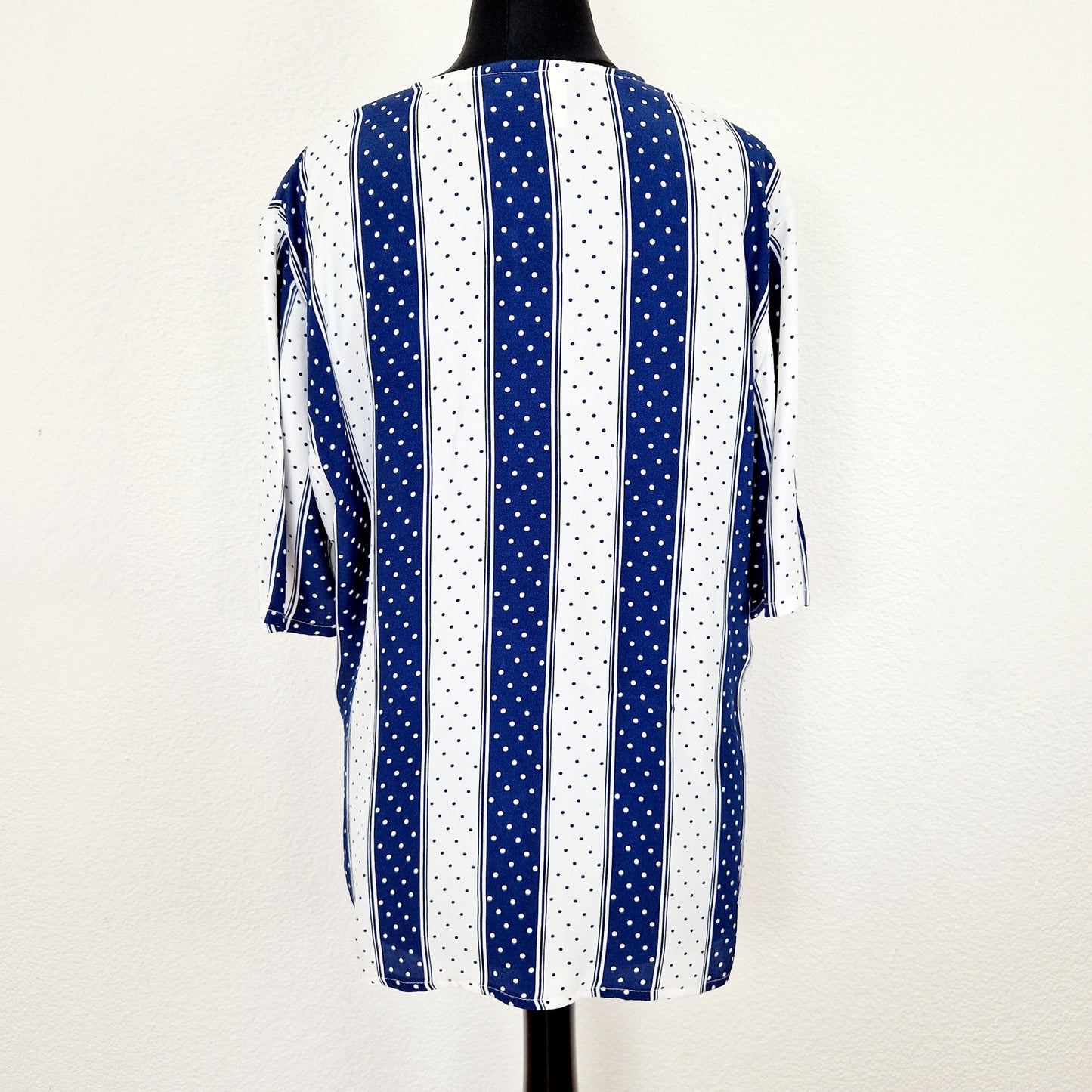 Einzigartige und nachhaltige Vintage Bluse, Kurzarm, in blau-weiss mit Streifen und Punkten. Unique and sustainable vintage blouse, short sleeved, in blue-white with stripes and polka dots. Back.