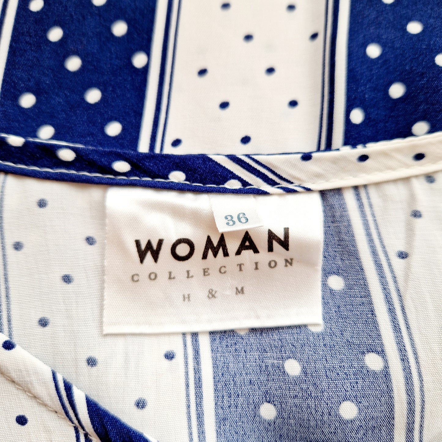 Einzigartige und nachhaltige Vintage Bluse, Kurzarm, in blau-weiss mit Streifen und Punkten. Unique and sustainable vintage blouse, short sleeved, in blue-white with stripes and polka dots. Tag.