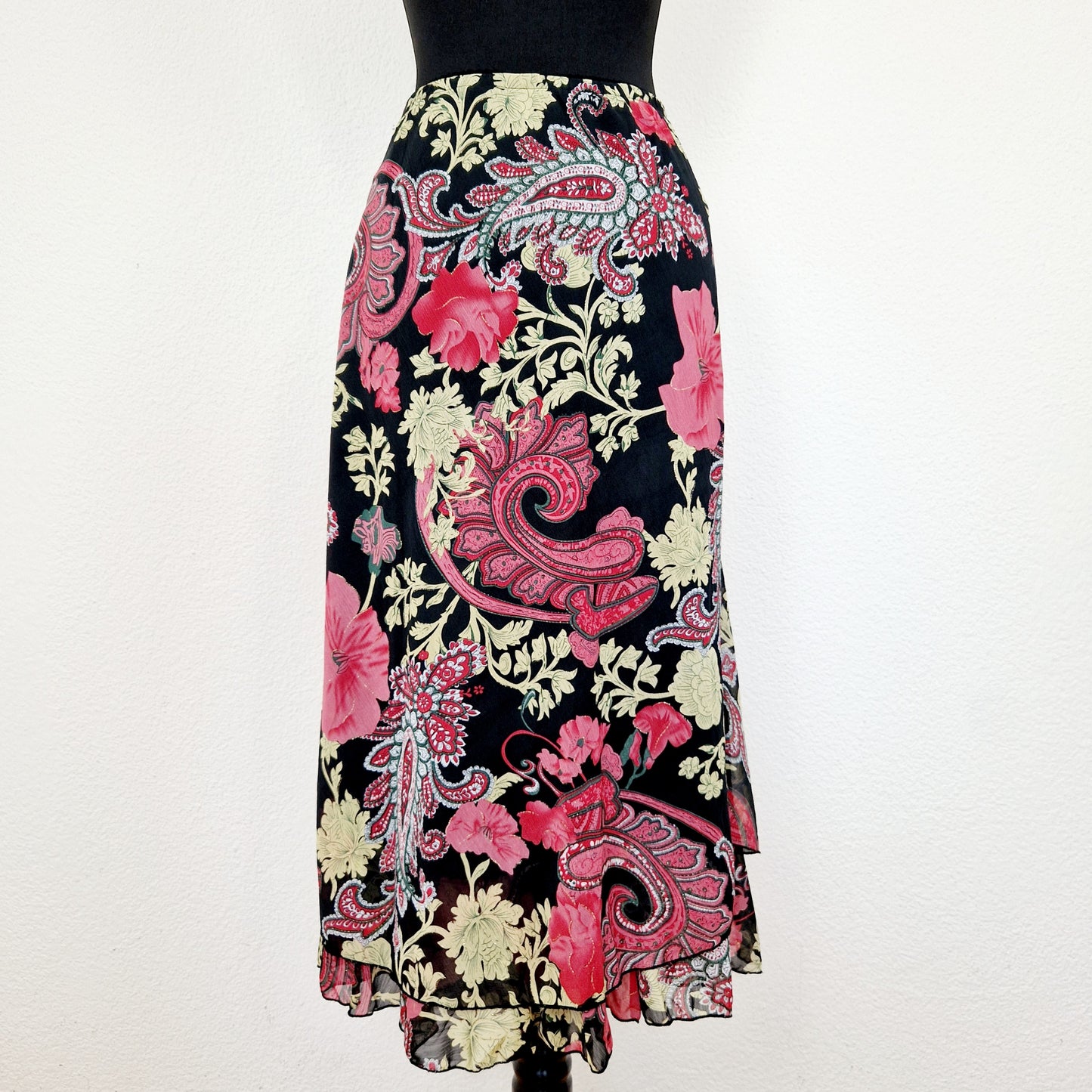 Einzigartiger und nachhaltiger Vintage Rock in schwarz-pink-gelb mit Blumen und Paisley. Unique and sustainable vintage skirt in black-pink-yellow with flowers and paisley. Back.