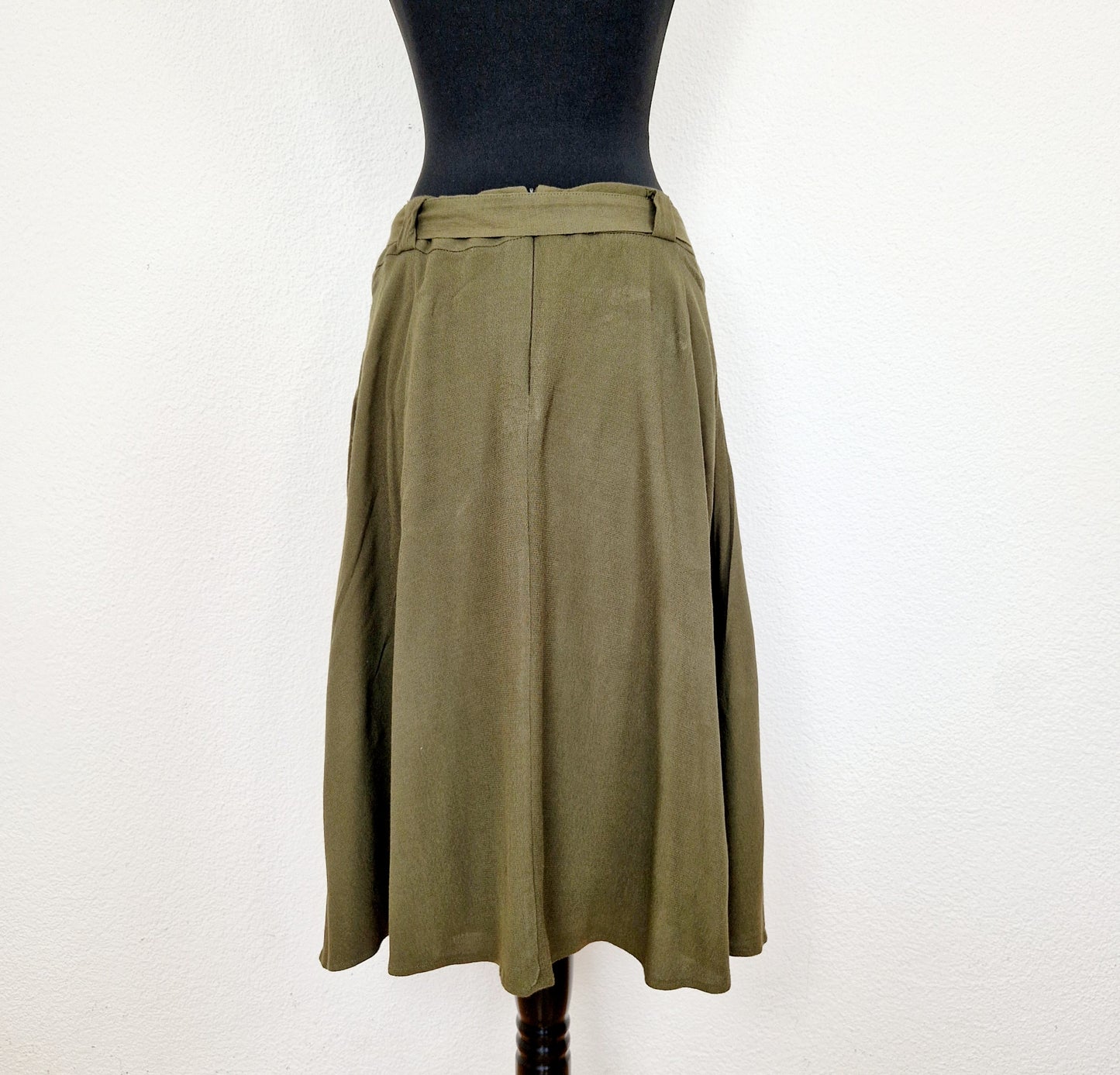 Einzigartiger und nachhaltiger Vintage Rock in oliv mit Gürtel. Unique and sustainable vintage skirt in oliv with belt. Back.