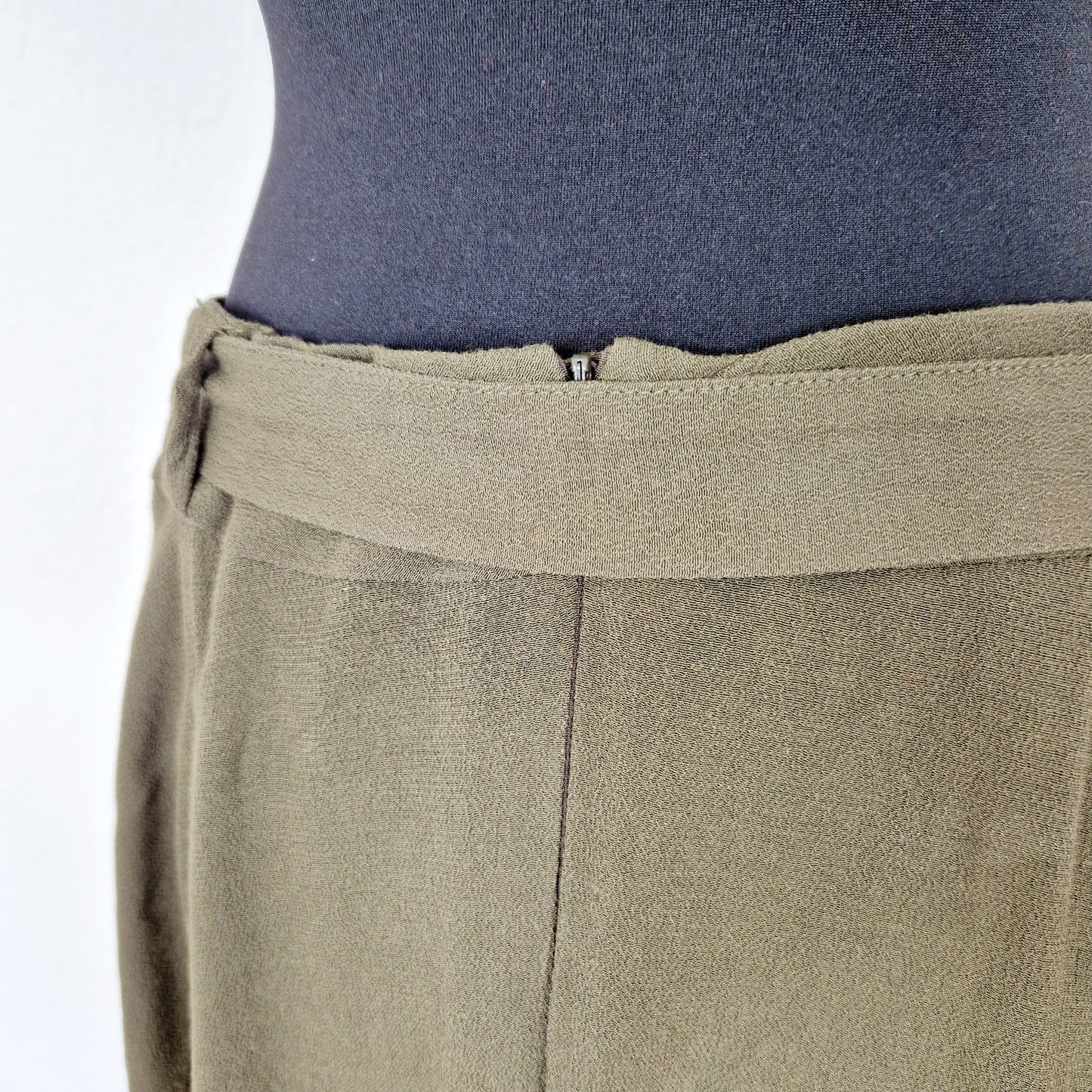 Einzigartiger und nachhaltiger Vintage Rock in oliv mit Gürtel. Unique and sustainable vintage skirt in oliv with belt. Back.