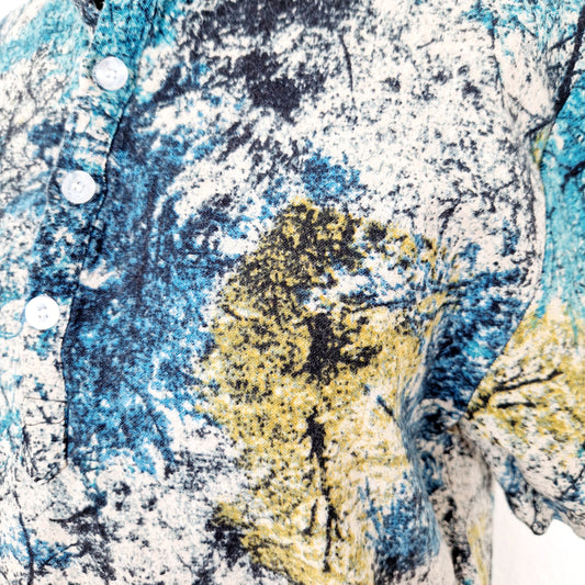 Einzigartiges und nachhaltiges Vintage T-Shirt in petrol-sand-ocker mit Bäumen. Close-up.