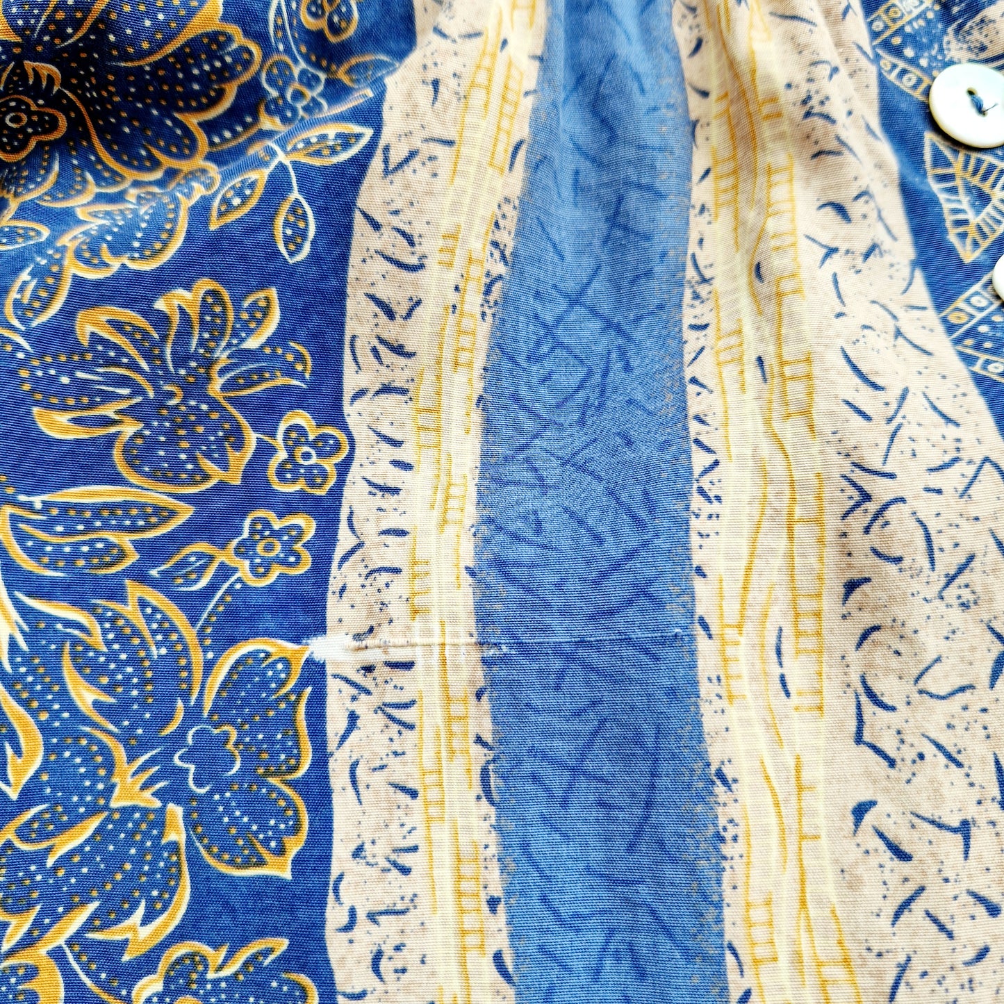 Einzigartiger und nachhaltiger Vintage Rock in sand-blau-senfgelb mit Streifen und Blumen. Unique and sustainable vintage skirt in sand-blue-mustard yellow with stripes and flowers. Imperfection.