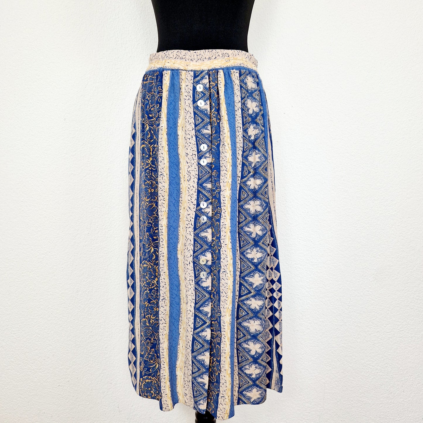 Einzigartiger und nachhaltiger Vintage Rock in sand-blau-senfgelb mit Streifen und Blumen. Unique and sustainable vintage skirt in sand-blue-mustard yellow with stripes and flowers. Front.