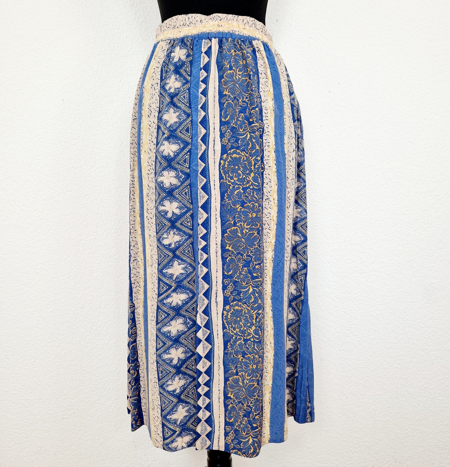Einzigartiger und nachhaltiger Vintage Rock in sand-blau-senfgelb mit Streifen und Blumen. Unique and sustainable vintage skirt in sand-blue-mustard yellow with stripes and flowers. Back.